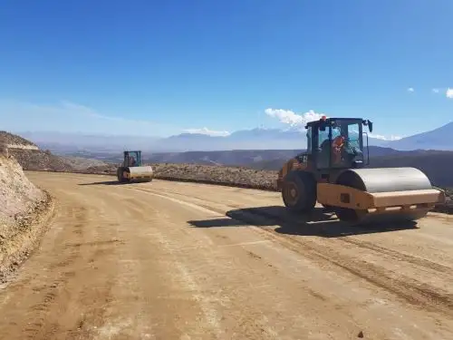Construcción de carretera que une regiones Arequipa y Moquegua.