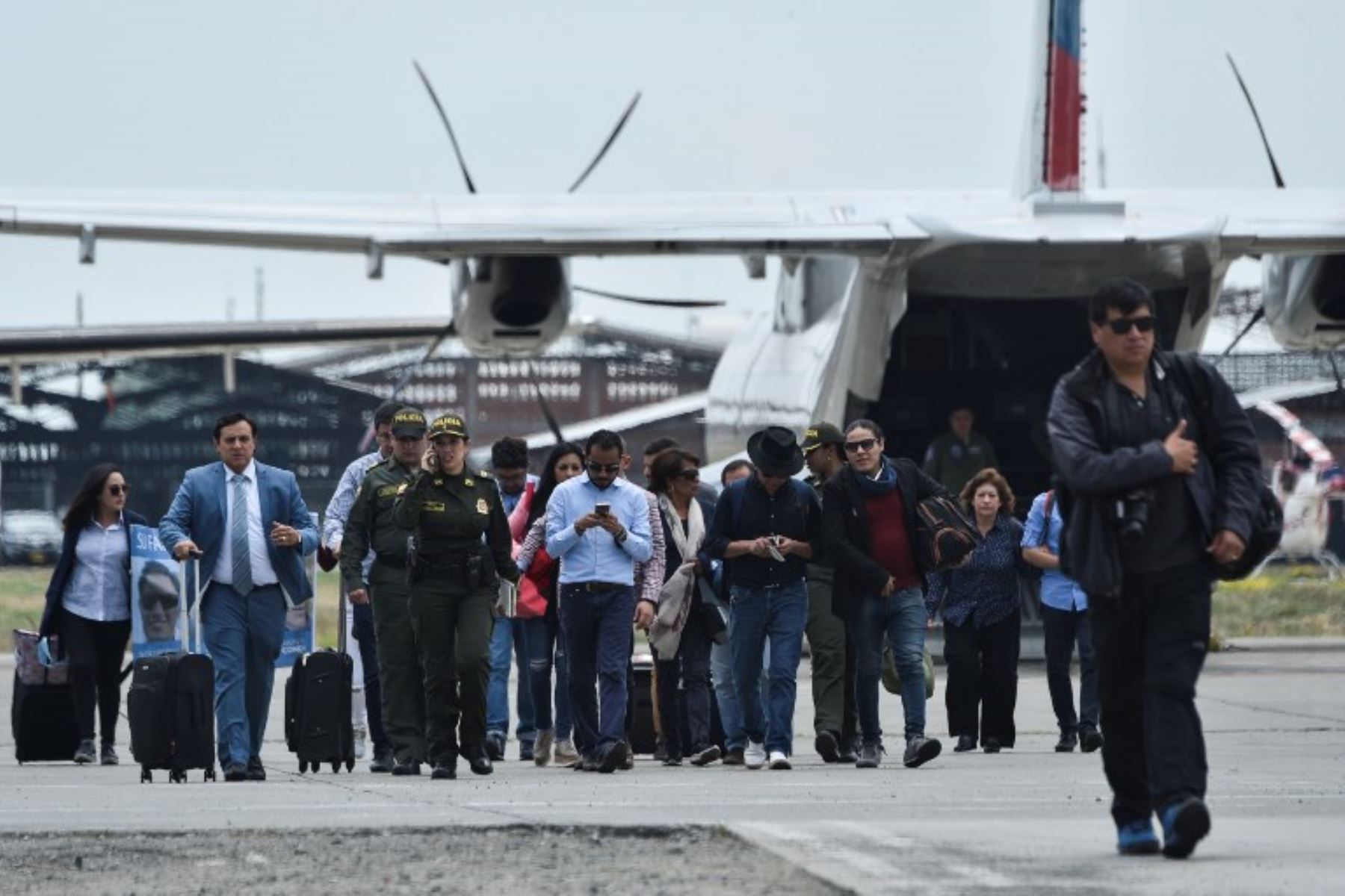 Familiares de los periodistas ecuatorianos, llegan al aeropuerto Alfonso Bonilla Aragón en Palmira, Colombia, el 22 de junio de 2018, para identificar sus cuerpos.Foto:AFP