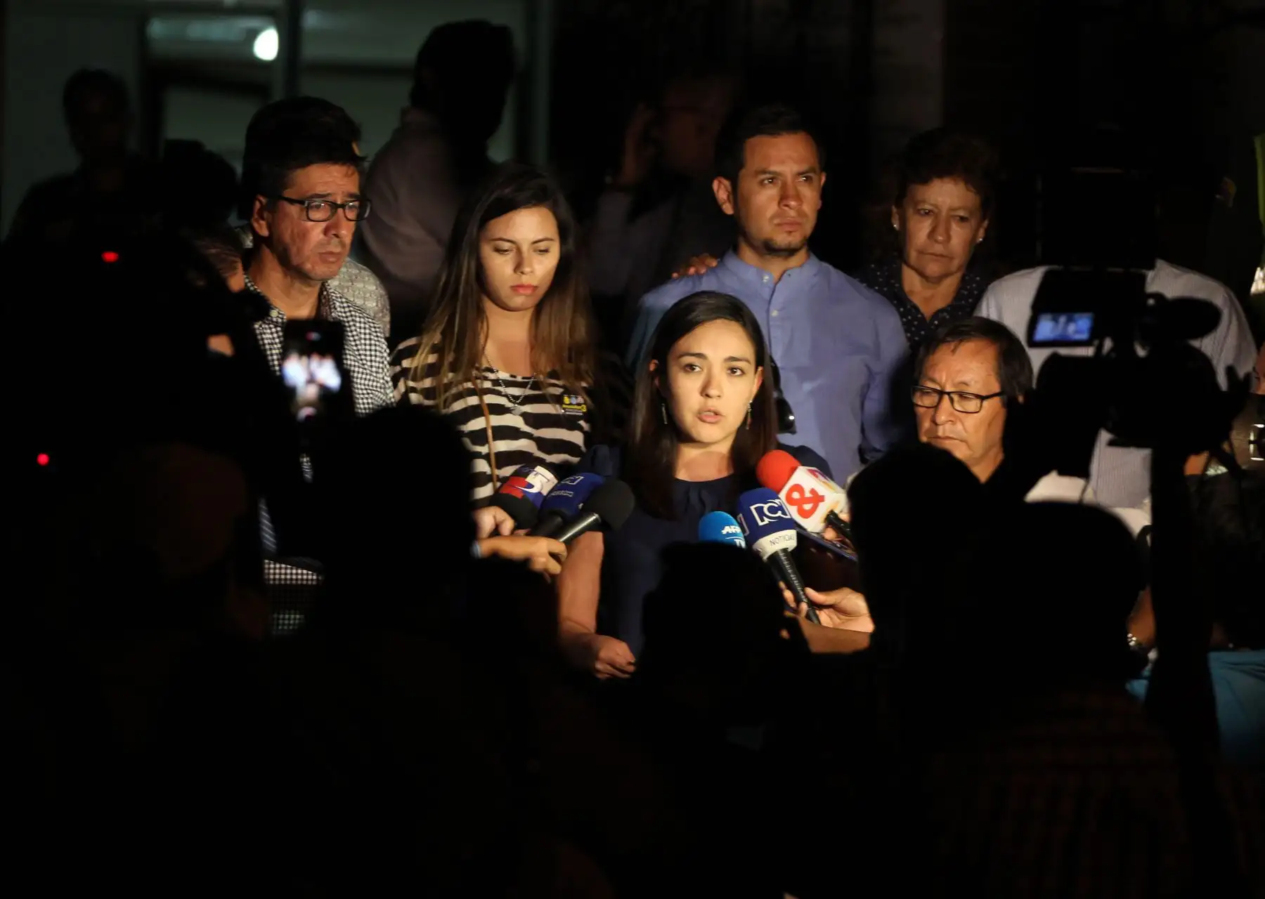 Yadira Aguagallo, esposa de Paul Rivas, uno de los periodistas del Comercio de Ecuador, en la sede del Instituto Nacional de Medicina Legal, en Cali Colombia. Foto:EFE