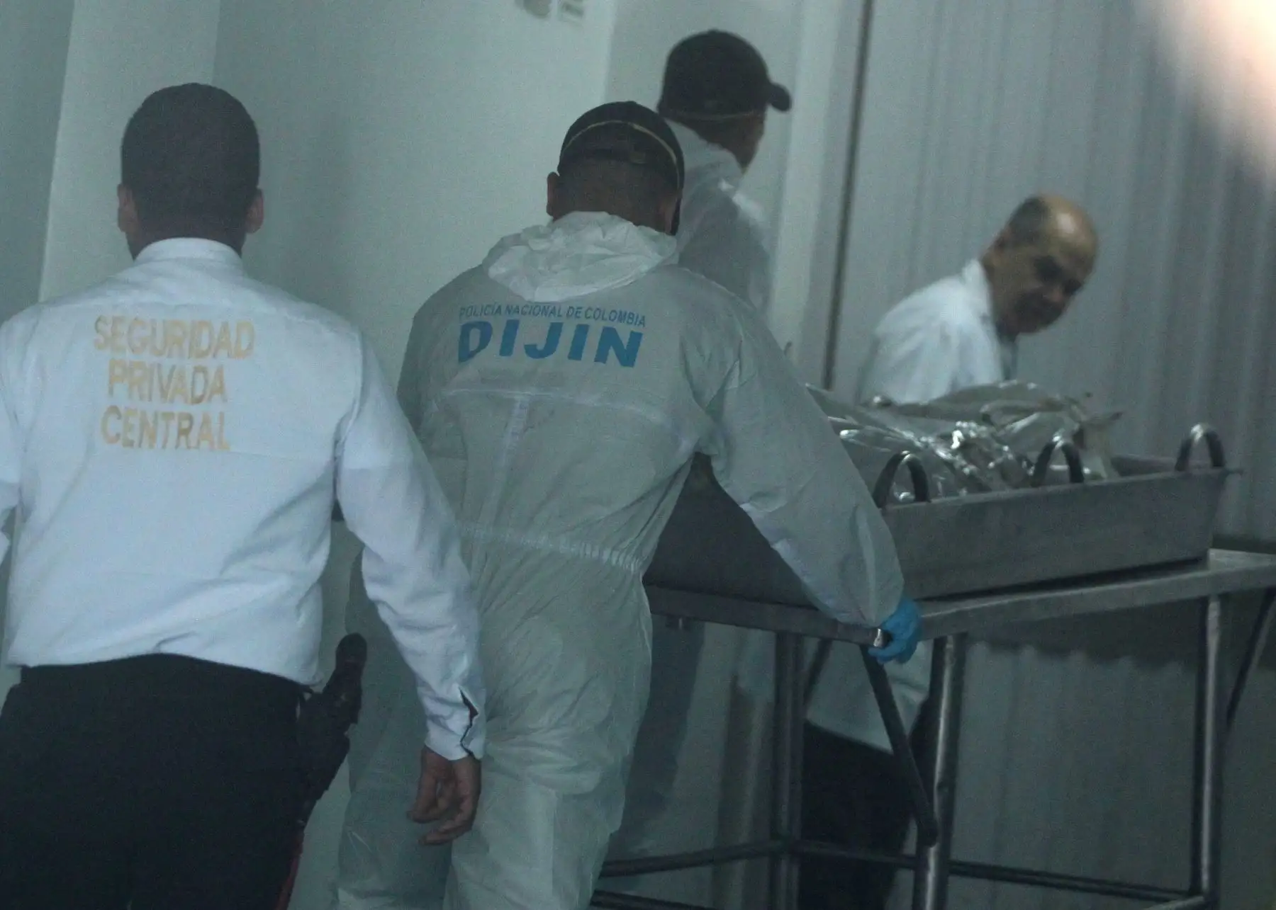 Personal de Investigación Criminal e Interpol (Dijin) llega al Instituto Nacional de Medicina Legal, en Cali (Colombia), con cuatro cuerpos hallados por las autoridades colombianas en una zona selvática en el suroeste del país.Foto:AFP