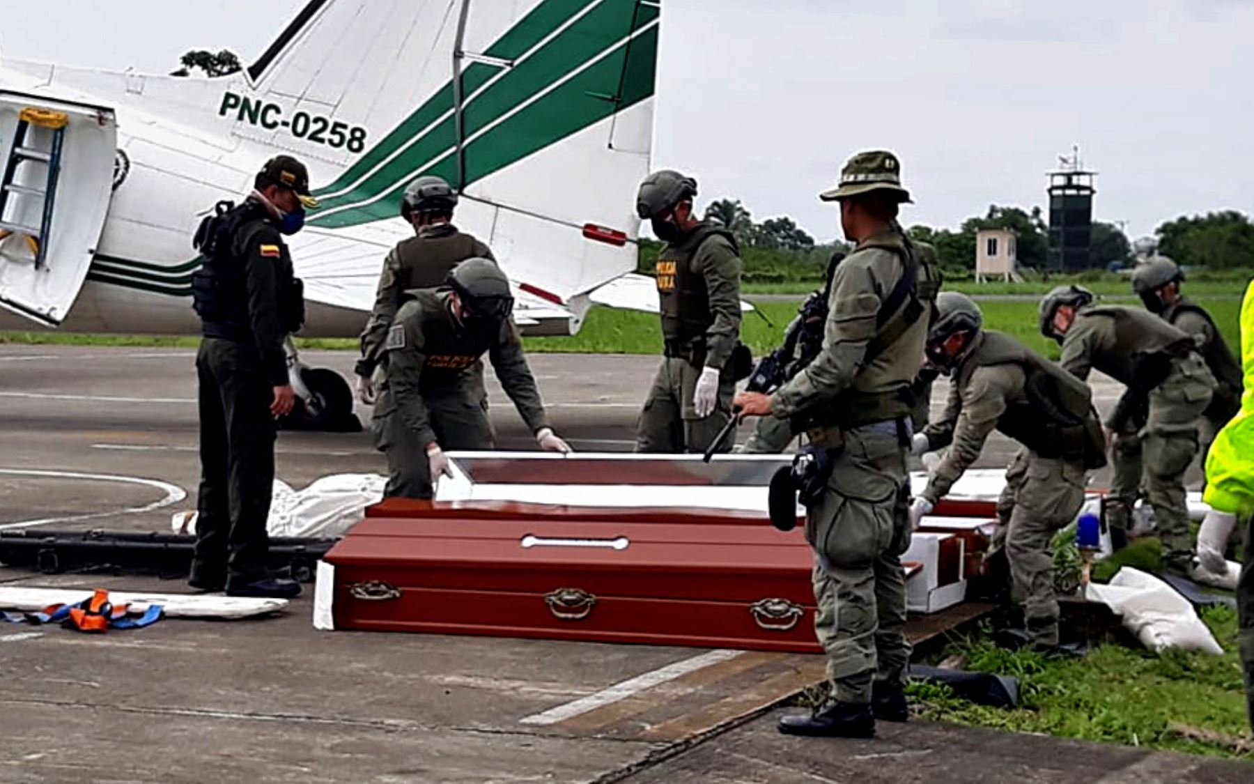 Miembros del Gaula de la Policía de Colombia trasladan cuatro cadáveres entre los que se cree están los tres integrantes del equipo periodístico ecuatoriano.Foto:EFE