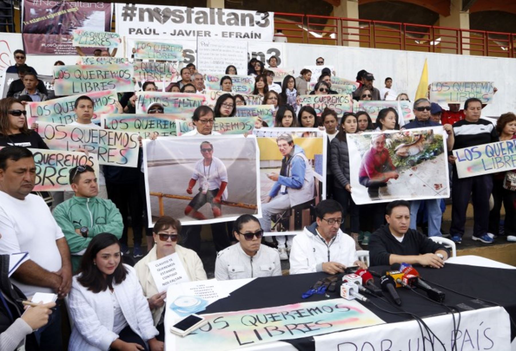 Foto de archivo, donde los familiares de los periodistas Javier Ortega y Paul Rivas y su conductor Efraín Segarra, que en ese entonces se creía que estaban en manos de disidentes rebeldes colombianos, revelan sus nombres durante una manifestación en Quito.Foto:AFP