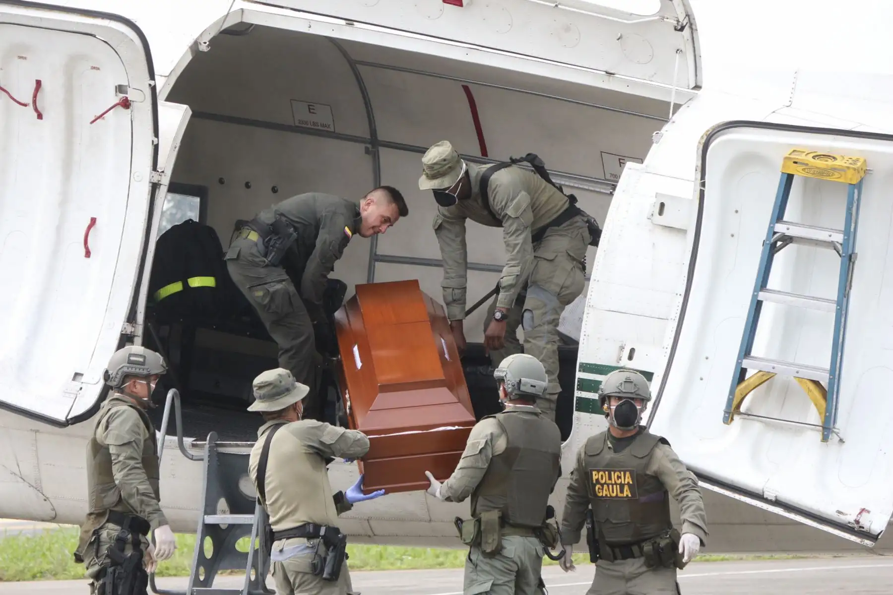 Los policías cargan los ataúdes -agentemente con los restos del equipo de prensa del periódico ecuatoriano El Comercio- en un avión en Tumaco, Colombia.Foto:AFP