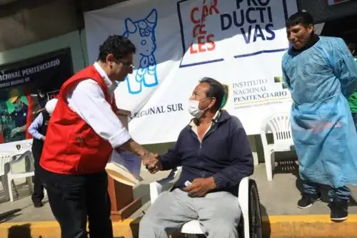El ministro de Justicia Salvador Heresi, entregó la resolución de indulto por razones humanitarias a Clemente Revilla Morán, interno del penal de Socabaya, en la región Arequipa, quien padece de insuficiencia renal crónica terminal.