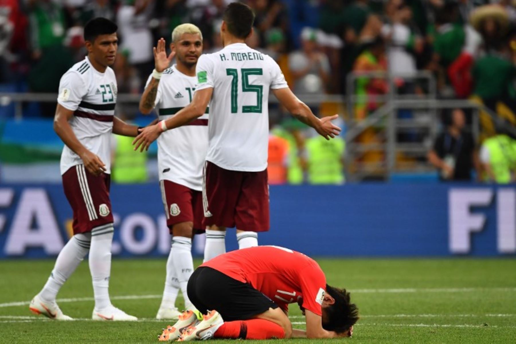 México se puso cerca a los octavos de final al ganar 2-1 a Corea del Sur