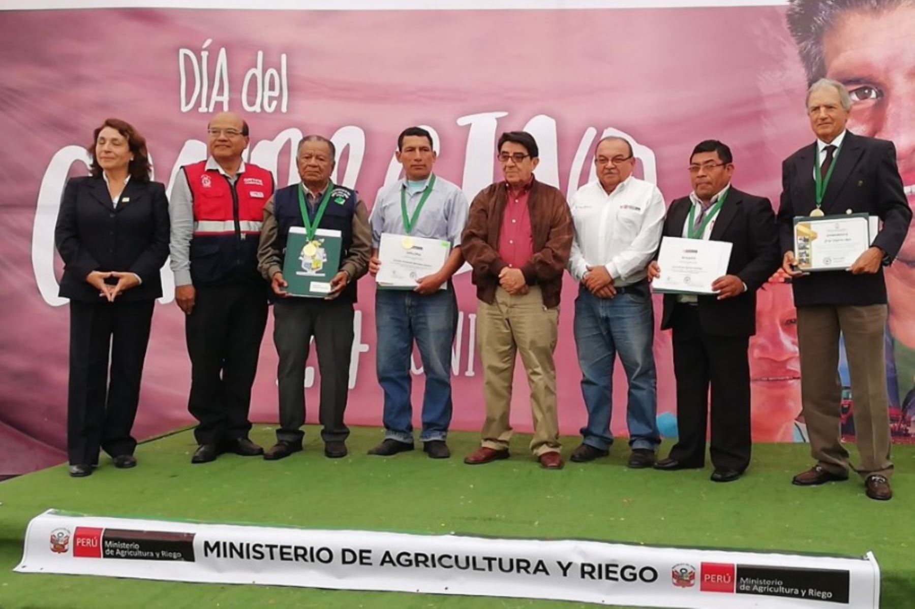 En el marco del Día del Campesino, el Ministerio de Agricultura y Riego (Minagri), reconoció con la medalla “Ministerio de Agricultura y Riego” a cuatro productores de la región Ica por su buen desempeño agrícola, pecuario, agroindustrial y forestal, respectivamente.