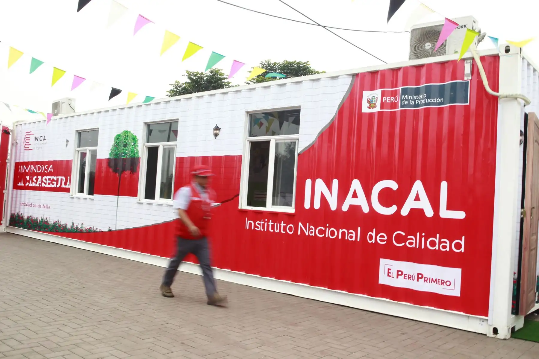 El ministro de la Producción, Raúl Pérez – Reyes Espejo y la presidenta Ejecutiva del Instituto Nacional de la Calidad (INACAL), Rocío Barrios Alvarado inauguran la iniciativa denominada “Barrio Calidad” que consiste en promover la cultura de la calidad en el país. Foto: ANDINA/Eddy Ramos.