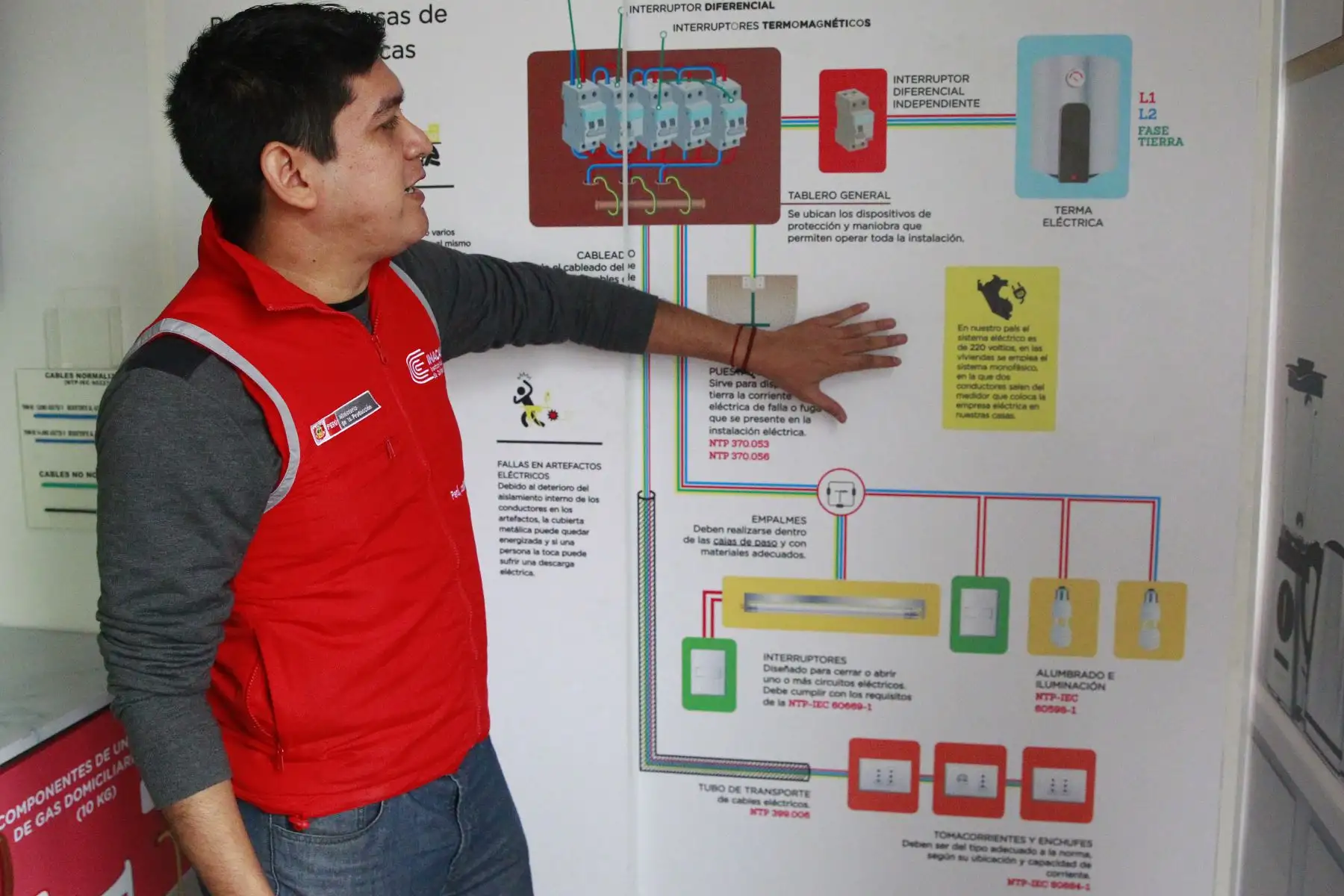 El ministro de la Producción, Raúl Pérez – Reyes Espejo y la presidenta Ejecutiva del Instituto Nacional de la Calidad (INACAL), Rocío Barrios Alvarado inauguran la iniciativa denominada “Barrio Calidad” que consiste en promover la cultura de la calidad en el país. Foto: ANDINA/Eddy Ramos.