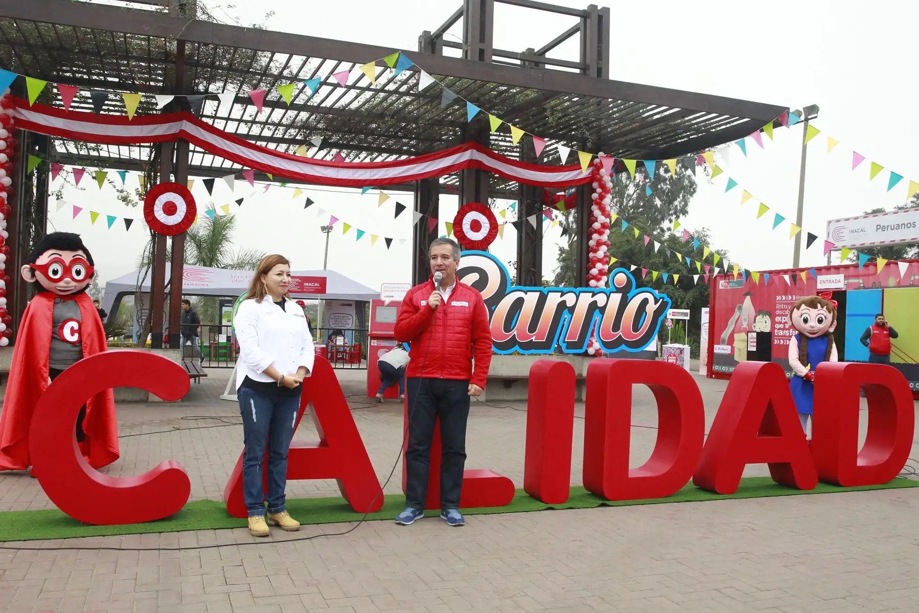 El ministro de la Producción, Raúl Pérez – Reyes Espejo y la presidenta Ejecutiva del Instituto Nacional de la Calidad (INACAL), Rocío Barrios Alvarado inauguran la iniciativa denominada “Barrio Calidad” que consiste en promover la cultura de la calidad en el país. Foto: ANDINA/Eddy Ramos.