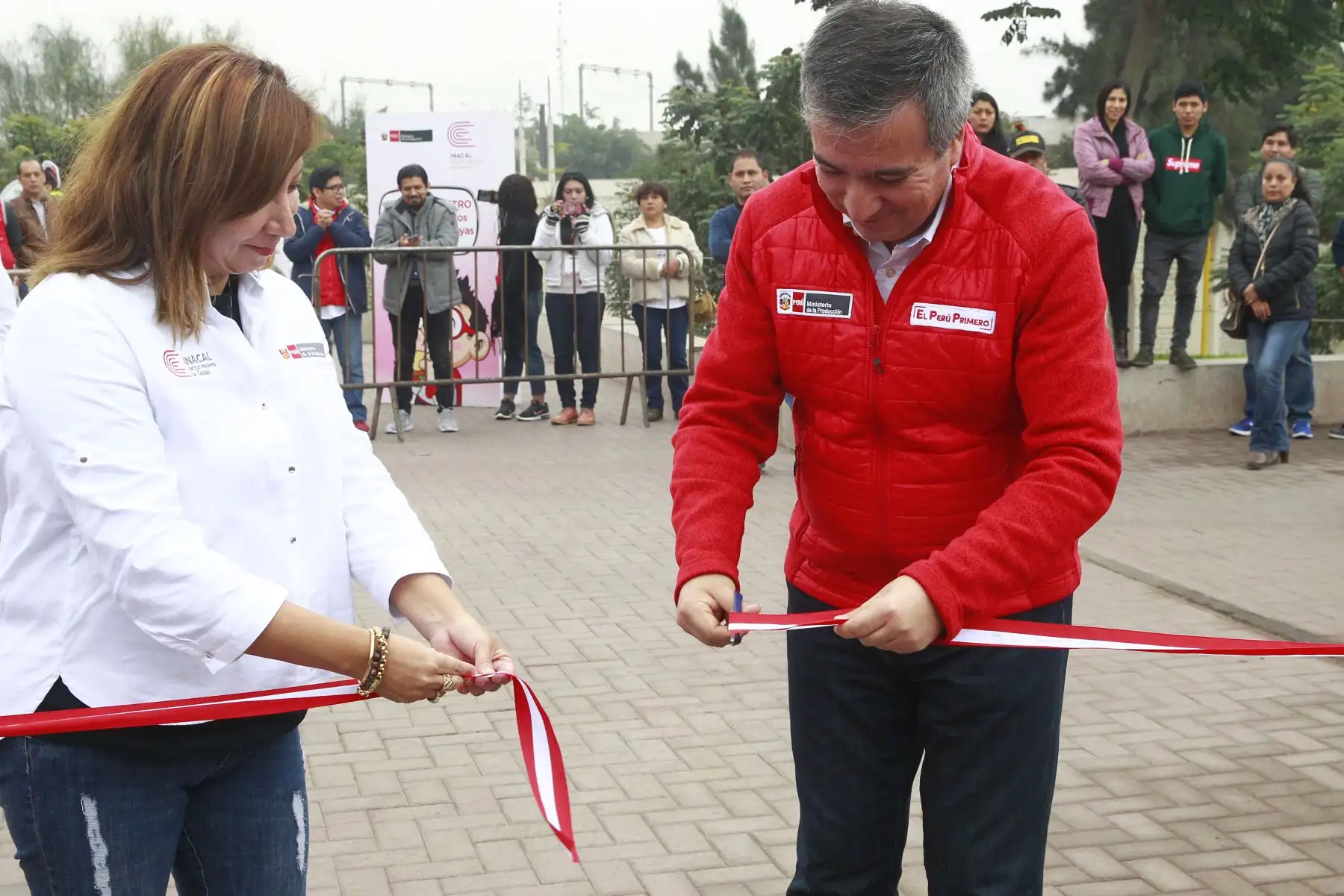 El ministro de la Producción, Raúl Pérez – Reyes Espejo y la presidenta Ejecutiva del Instituto Nacional de la Calidad (INACAL), Rocío Barrios Alvarado inauguran la iniciativa denominada “Barrio Calidad” que consiste en promover la cultura de la calidad en el país. Foto: ANDINA/Eddy Ramos.