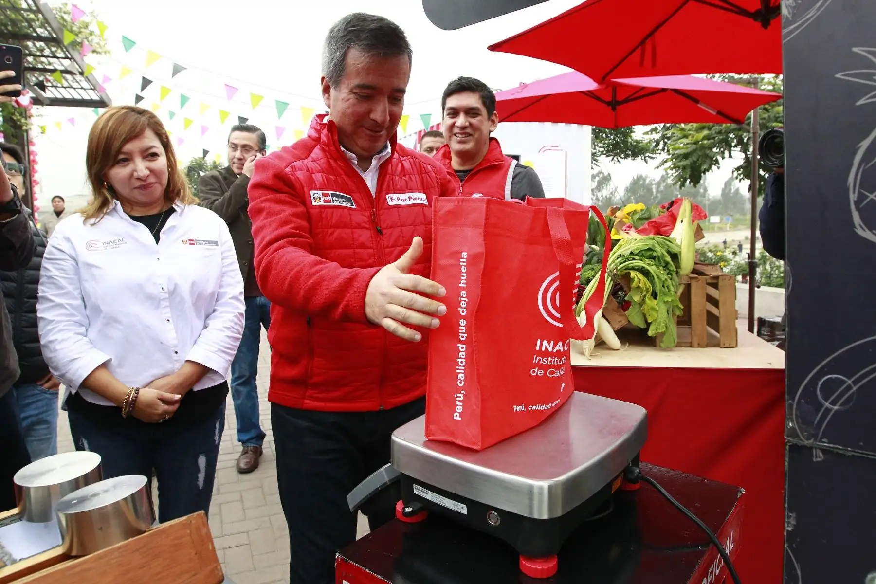 El ministro de la Producción, Raúl Pérez – Reyes Espejo  inaugura la iniciativa denominada “Barrio Calidad” que consiste en promover la cultura de la calidad en el país. Foto: ANDINA/Eddy Ramos.