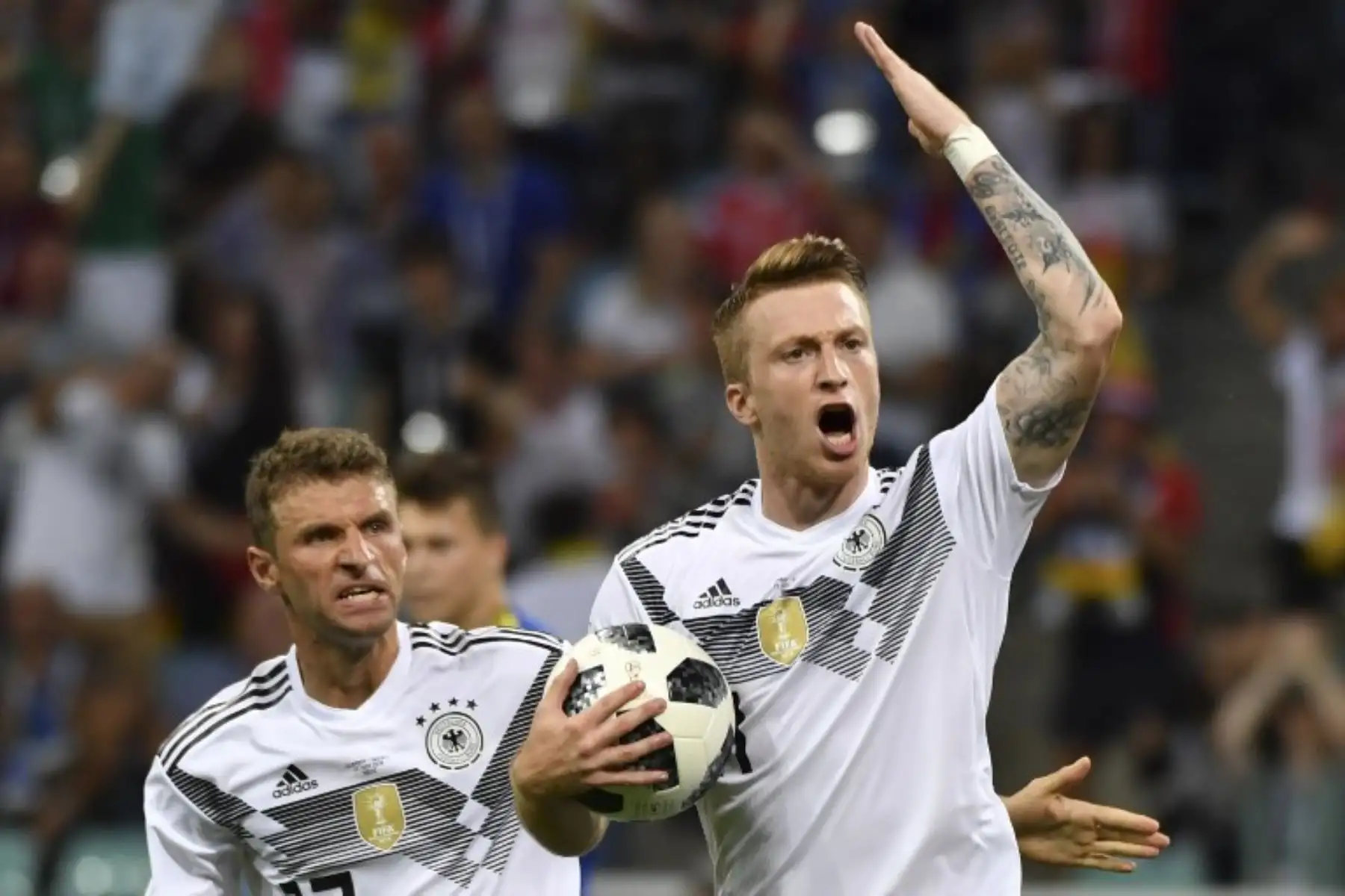 Marco Reus anota el empate a tres minutos de iniciado el segundo tiempo