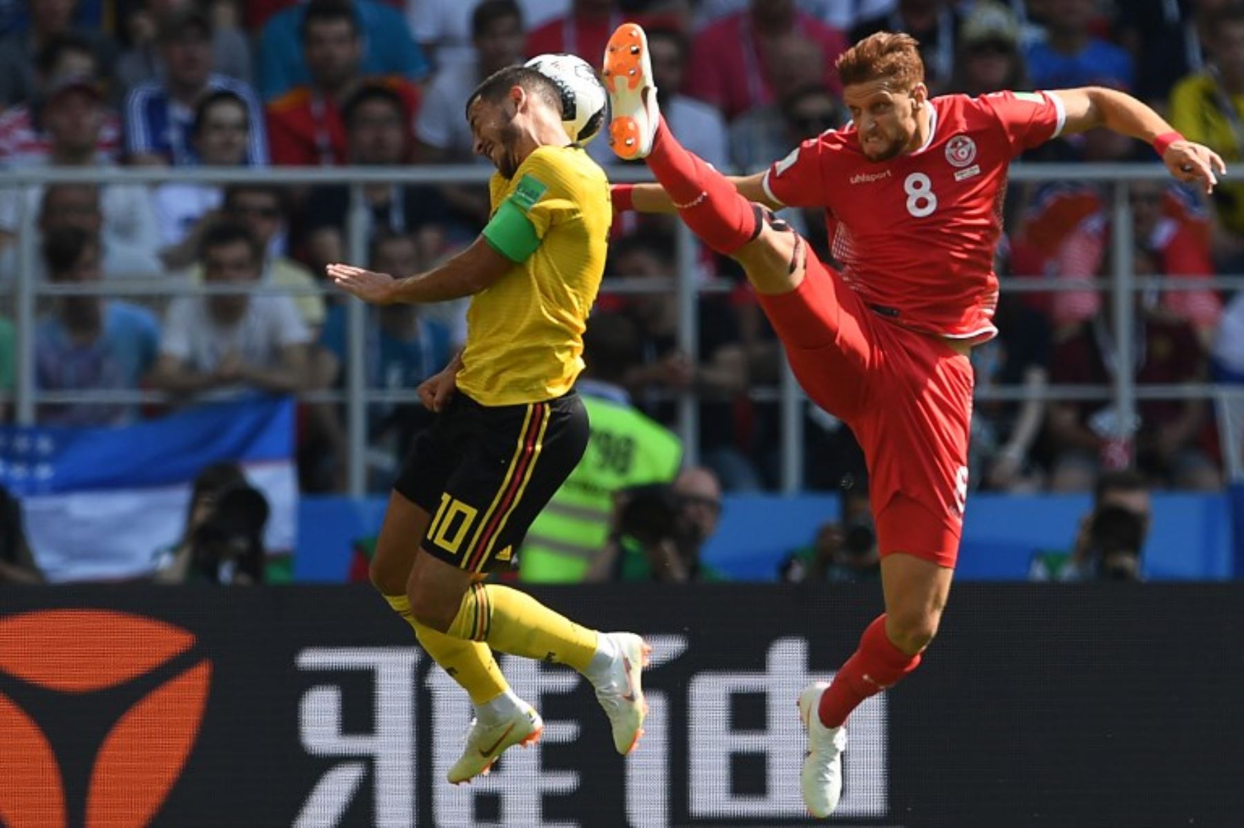 El delantero belga Eden Hazard compite por el balón con Fakhreddine Ben Youssef de Túnez durante el partido de fútbol del Grupo G de la Copa Mundial Rusia 2018 entre Bélgica y Túnez Foto:AFP