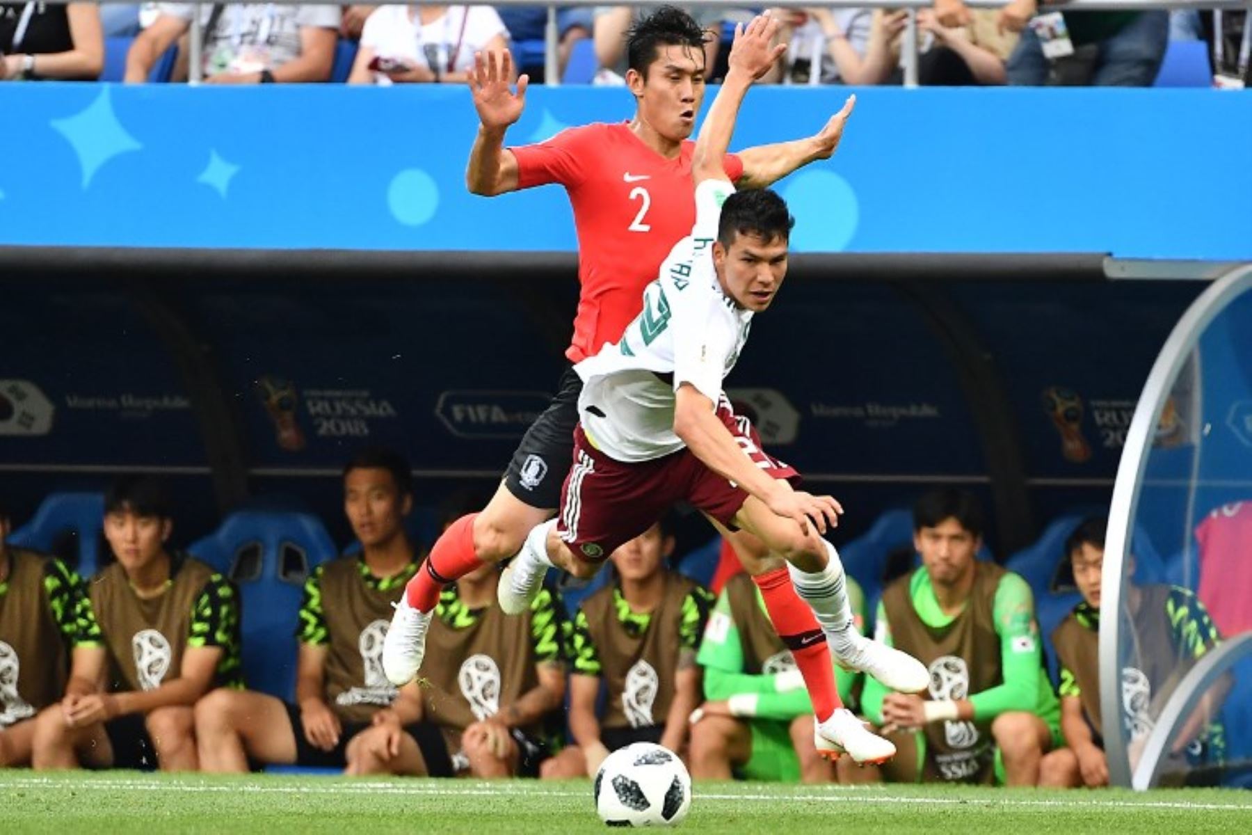 Foto: AFP
El defensor Lee Yong (L) de Corea del Sur compite con el alero mexicano Hirving Lozano durante el partido de fútbol del Grupo F de la Copa Mundial Rusia 2018 entre Corea del Sur y México