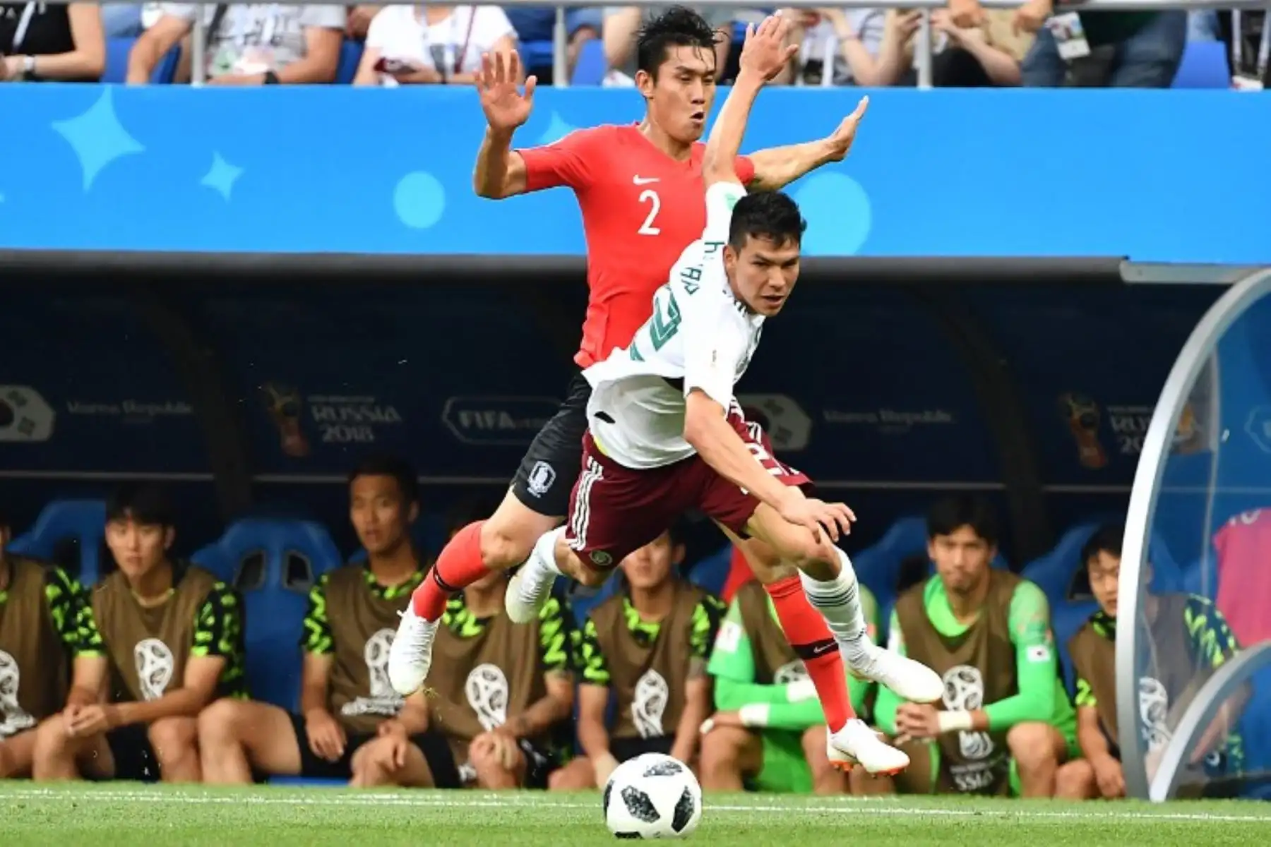 Foto: AFP
El defensor Lee Yong (L) de Corea del Sur compite con el alero mexicano Hirving Lozano durante el partido de fútbol del Grupo F de la Copa Mundial Rusia 2018 entre Corea del Sur y México