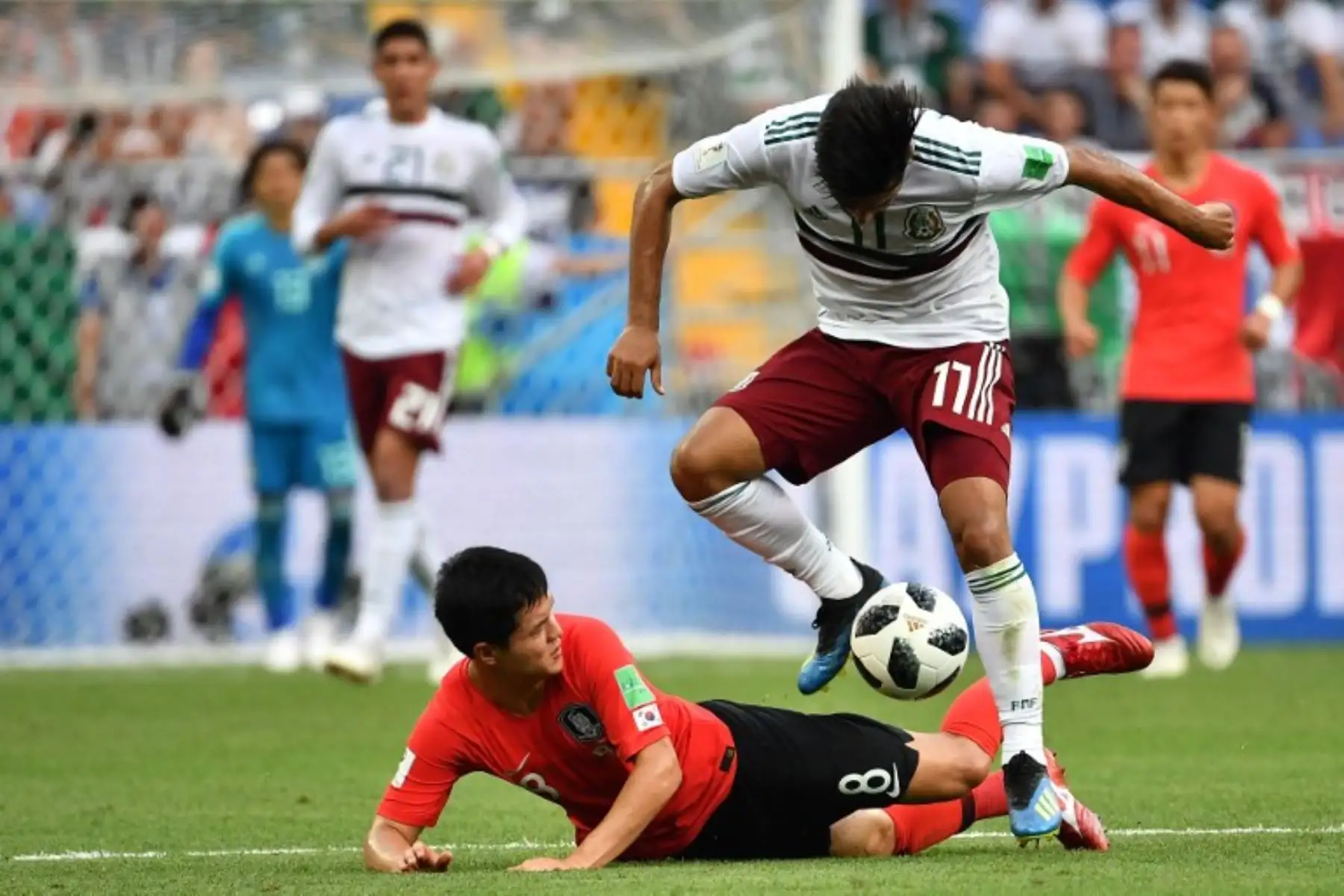 El delantero mexicano Carlos Vela (arriba) compite con el centrocampista surcoreano Ju Se-jong durante el partido de fútbol del Grupo F de la Copa Mundial Rusia 2018 entre Corea del Sur y México.Foto:AFP