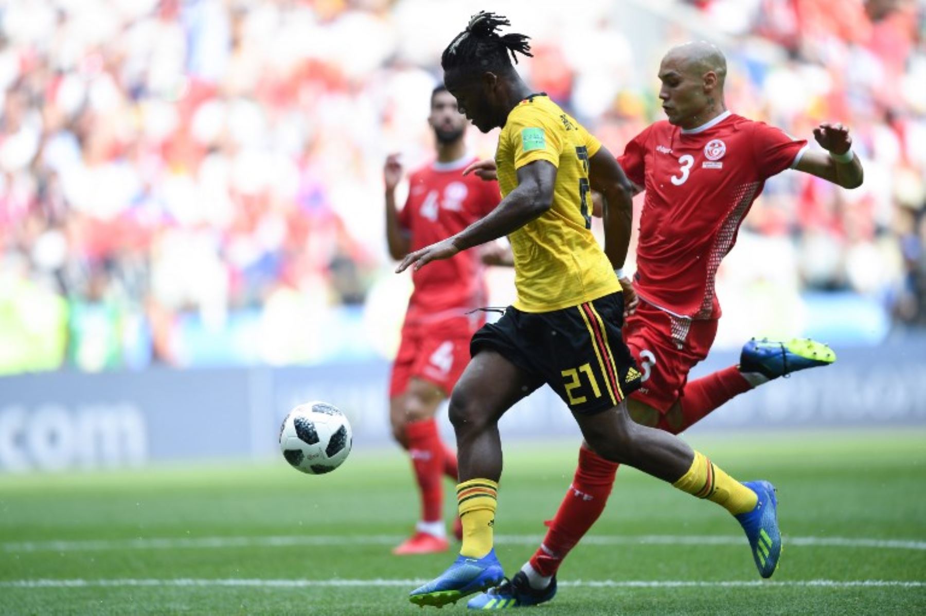 El delantero belga Michy Batshuayi compite con el defensor Yohan Benalouane de Túnez durante el partido de fútbol del Grupo G de la Copa Mundial Rusia 2018 entre Bélgica y Túnez.Foto:AFP