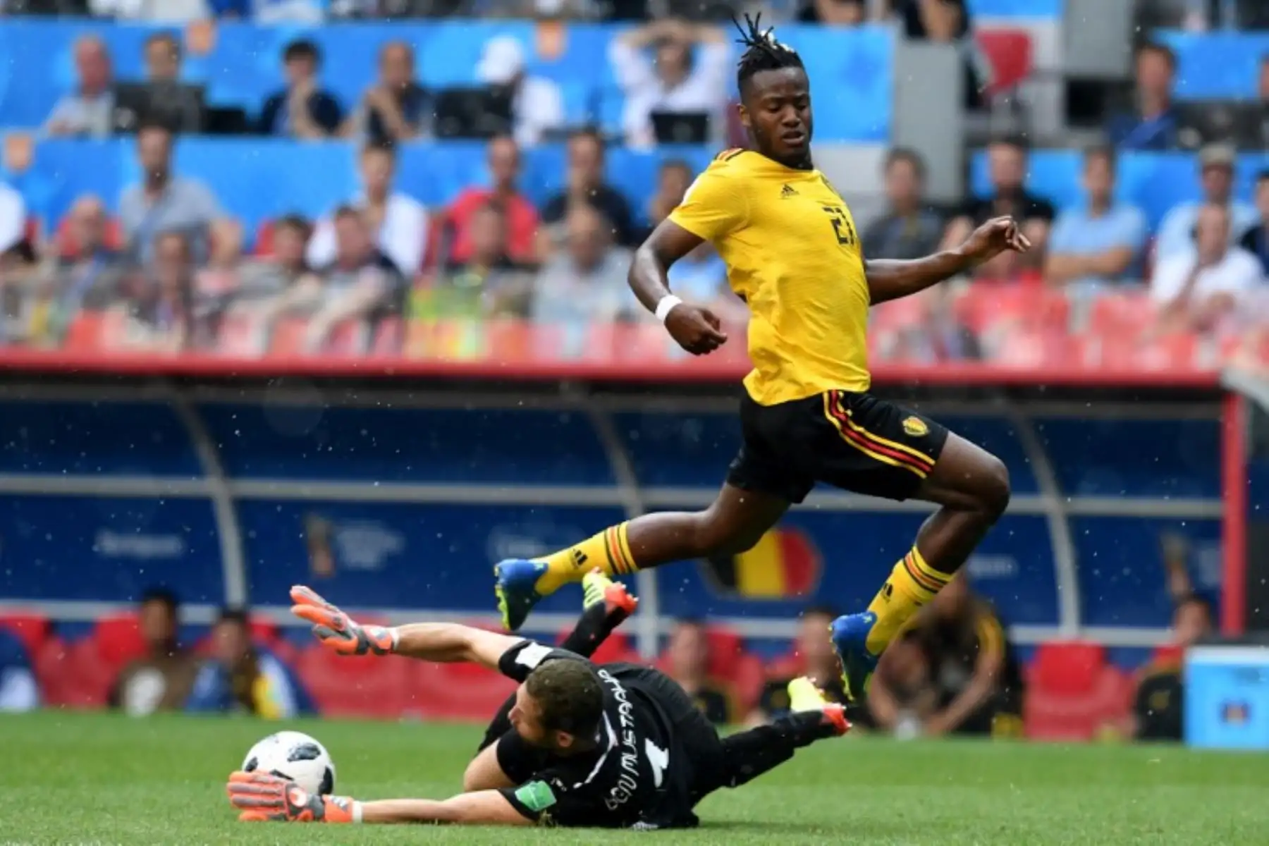 El portero de Túnez Farouk Ben Mustapha (izq.) Intenta salvar un tiro del delantero belga Michy Batshuayi durante el partido de fútbol del Grupo G de la Copa Mundial Rusia.Foto:afp