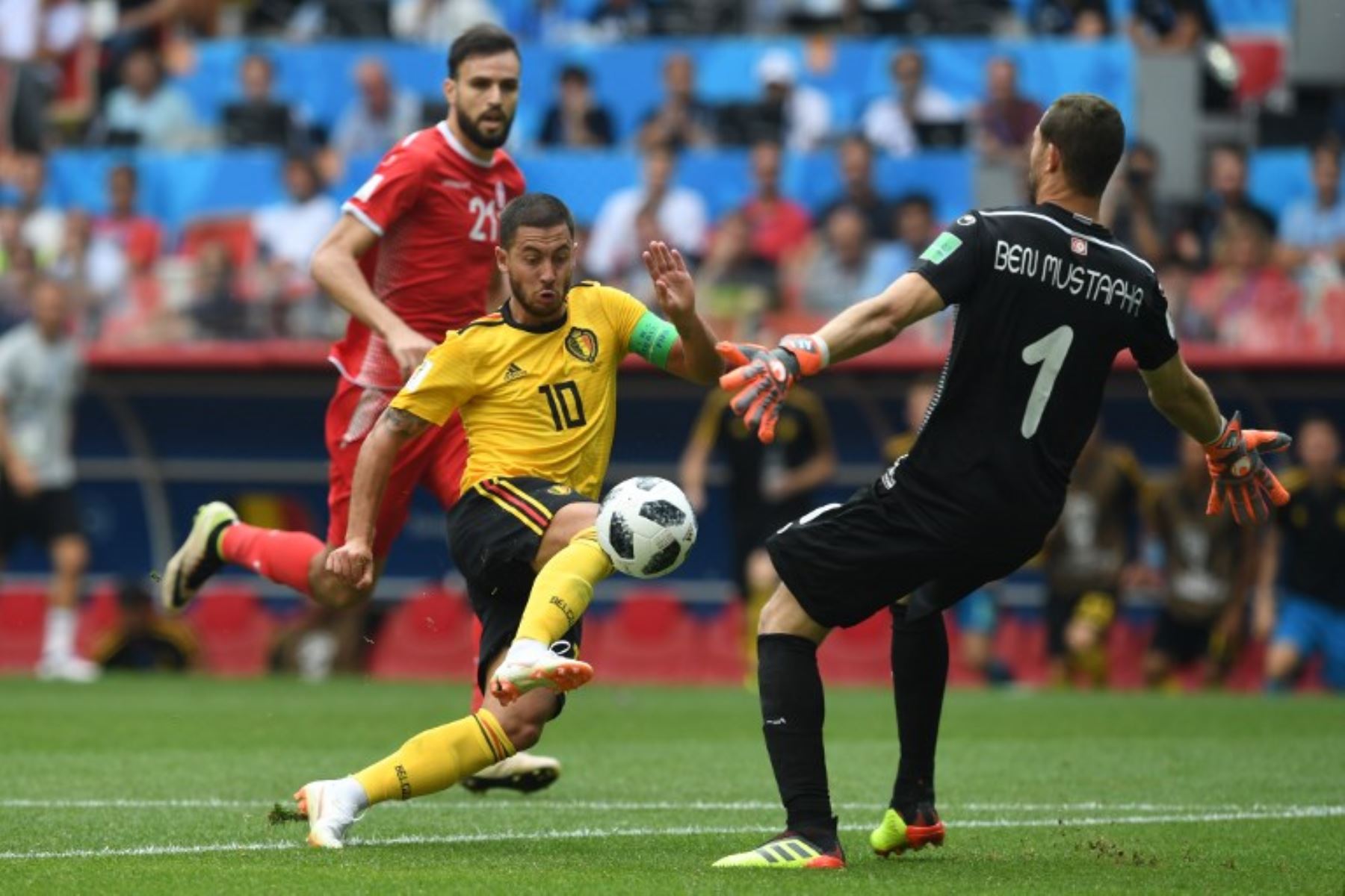El delantero belga Eden Hazard golpea el balón sobre el portero de Túnez Farouk Ben Mustapha durante el partido de fútbol del Grupo G de la Copa del Mundo Rusia 2018 entre Bélgica y Túnez en el Estadio Spartak de Moscú.Foto:AFP