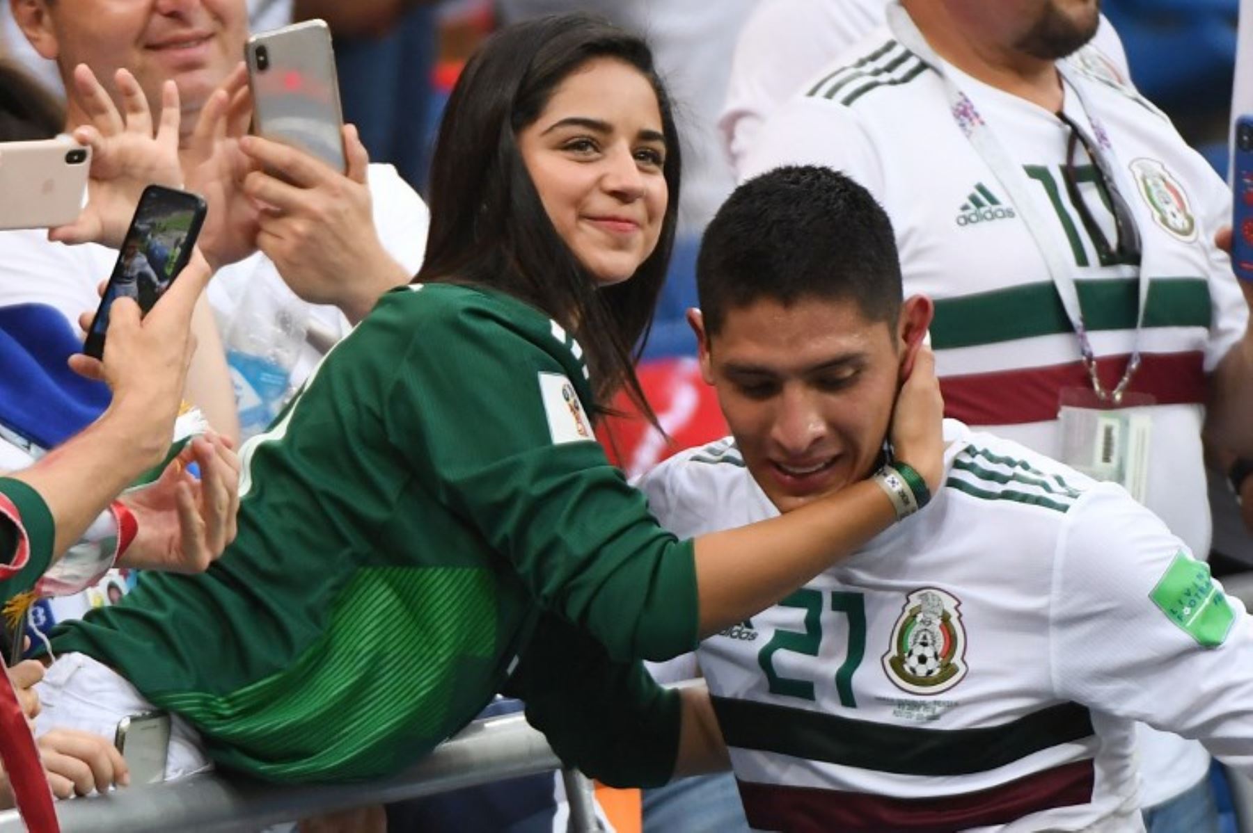 El defensor mexicano Edson Alvarez (R) abraza a un miembro de la multitud (L) después del pitido final durante el partido de fútbol del Grupo F de la Copa Mundial Rusia 2018. Foto: AFP
