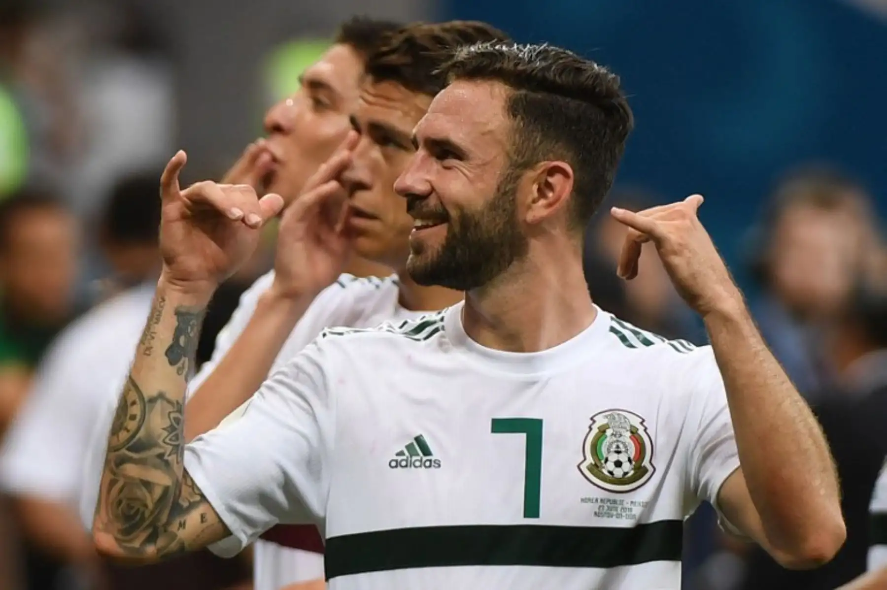 El defensor mexicano Miguel Layun agita a la multitud después del silbato final del partido de fútbol del Grupo F de la Copa Mundial Rusia 2018. Foto: AFP