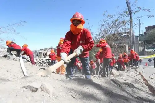 El ministro de Trabajo y Promoción del Empleo, Christian Sánchez, supervisó los avances en la obra de mejoramiento de vías para peatones y vehículos que cofinancia el programa Trabaja Perú en el asentamiento humano Independencia, distrito de Alto Selva Alegre, provincia de Arequipa.