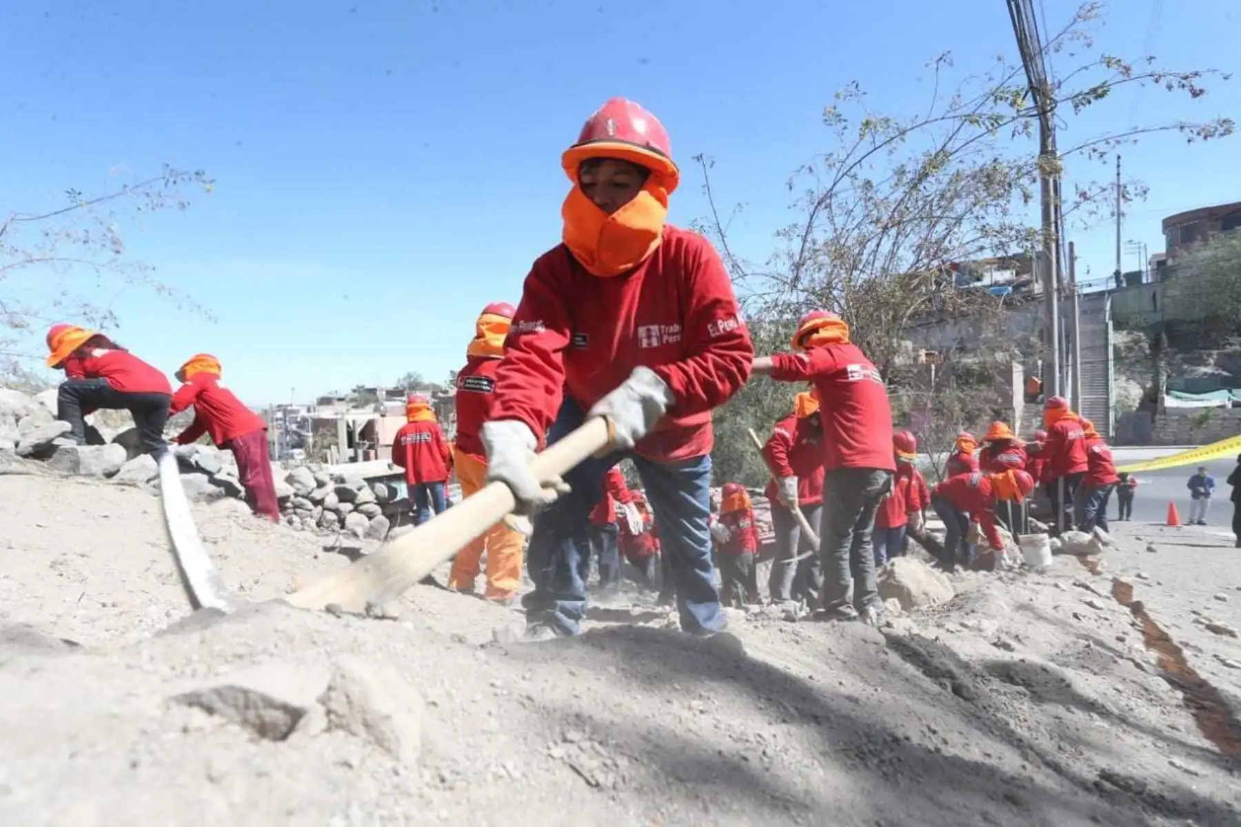 El ministro de Trabajo y Promoción del Empleo, Christian Sánchez, supervisó los avances en la obra de mejoramiento de vías para peatones y vehículos que cofinancia el programa Trabaja Perú en el asentamiento humano Independencia, distrito de Alto Selva Alegre, provincia de Arequipa.
