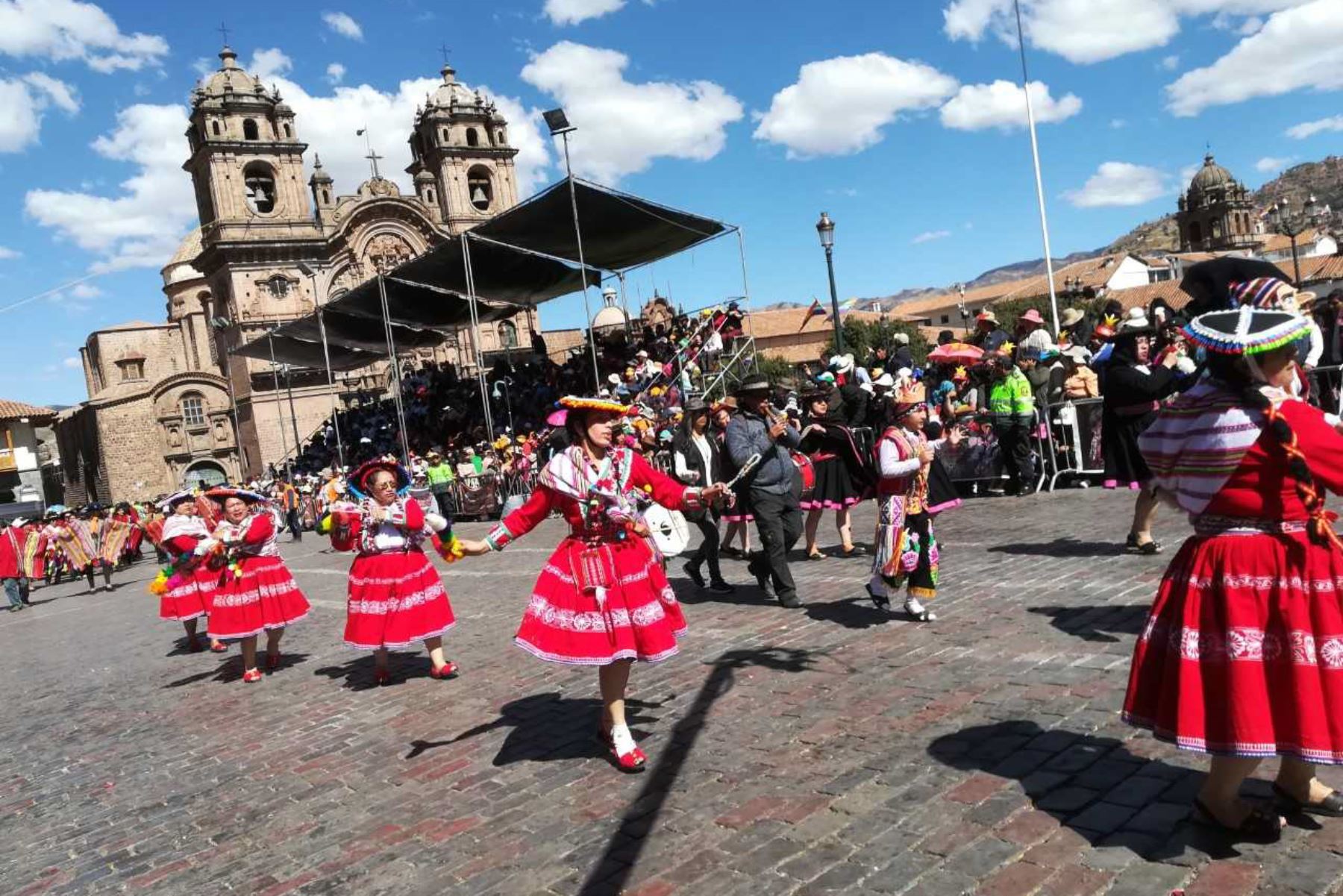 Más de 220 delegaciones de organizaciones públicas, civiles, castrenses y barriales rindieron homenaje a ritmo de música, danzas y alegorías a la ciudad del Cusco por su mes jubilar, actividad que se desarrolla en medio de gran algarabía de cusqueños y turistas.
