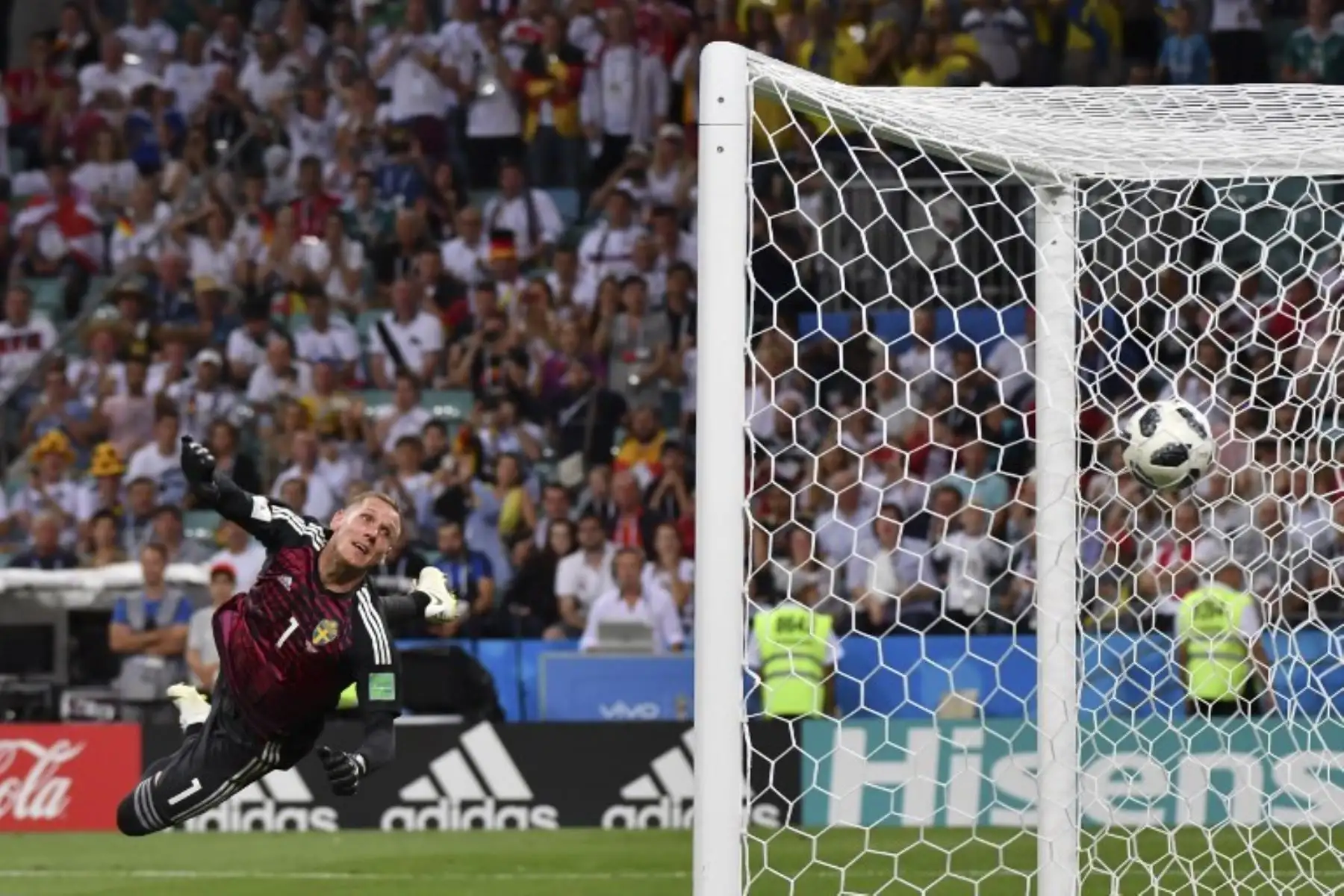 El portero sueco Robin Olsen observa el tiro libre del mediocampista alemán Toni Kroos durante el partido de fútbol del Grupo F de la Copa Mundial Rusia 2018 entre Alemania y Suecia.Foto:AFP