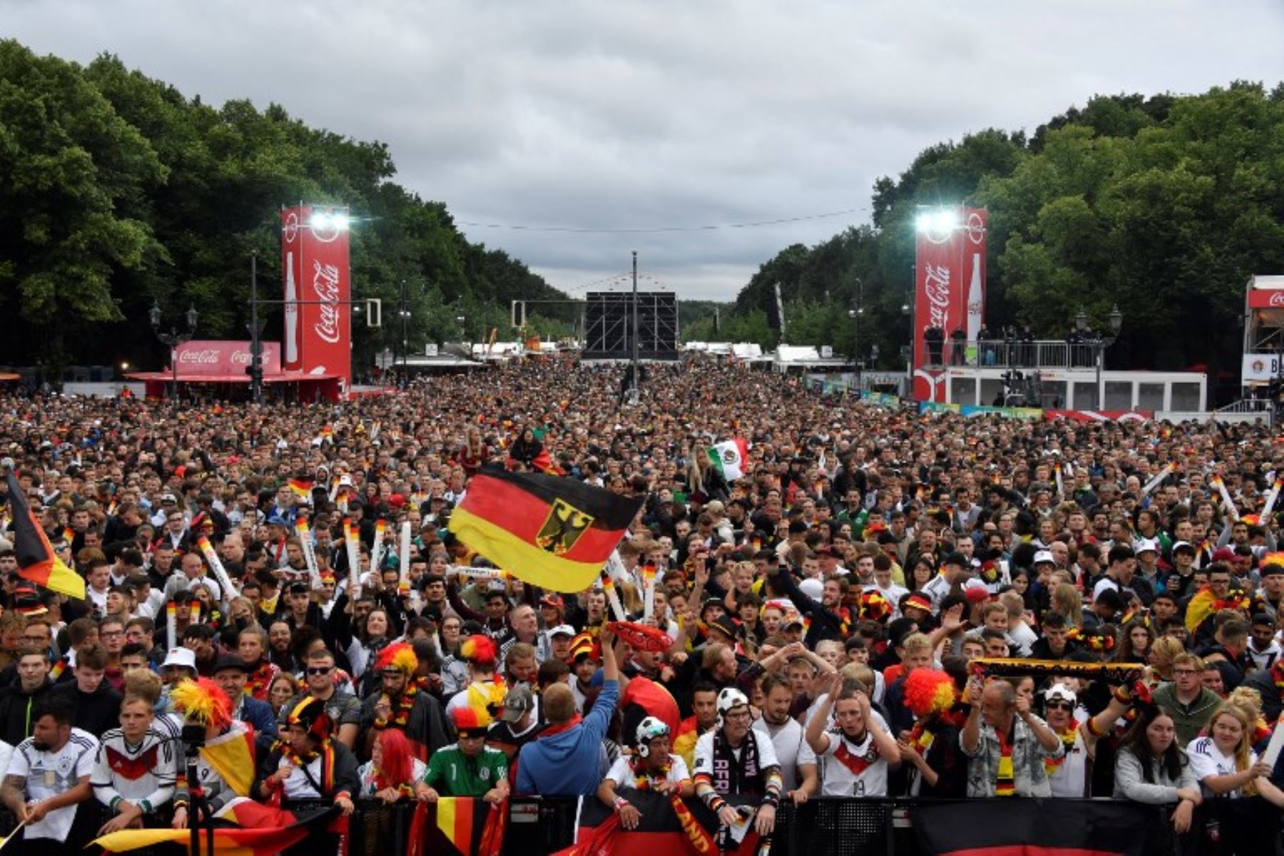 Los partidarios del equipo nacional alemán de fútbol reaccionan después de que su equipo anotó un segundo gol mientras ven en una pantalla gigante el partido de fútbol del Grupo F de la Copa Mundial Rusia 2018 entre Alemania y Suecia.Foto:AFP