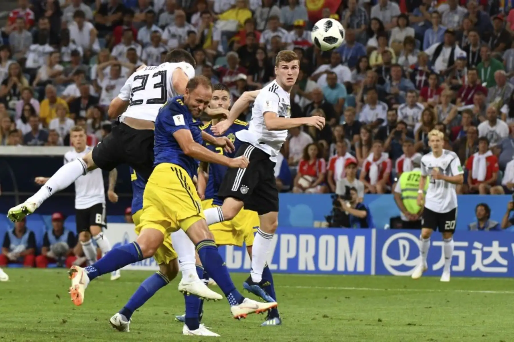 El alero de Alemania, Mario Gomez, dirige el balón durante el partido de fútbol del Grupo F de la Copa Mundial Rusia 2018 entre Alemania y Suecia en el estadio Fisht de Sochi. Foto:AFP