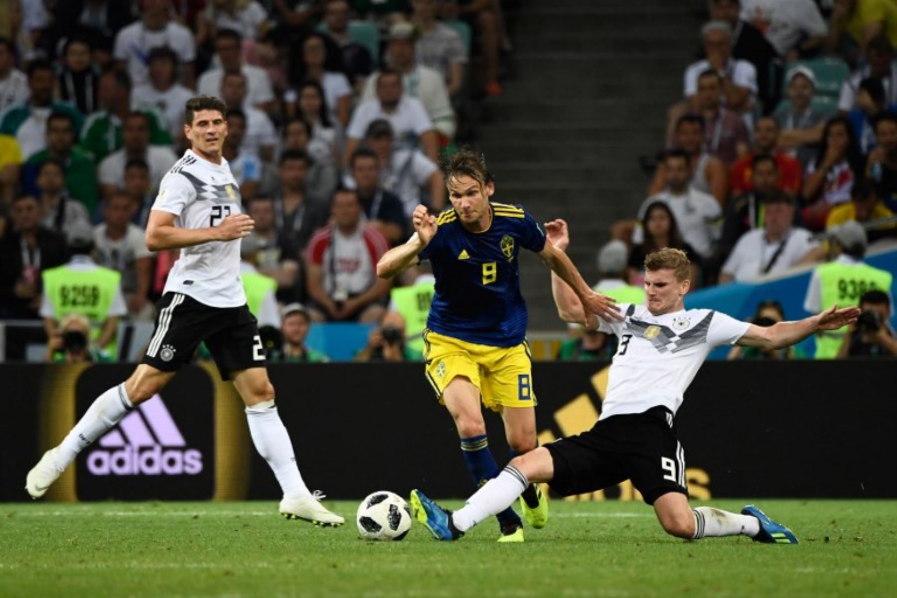 El centrocampista sueco Albin Ekdal es tackleado por el delantero alemán Timo Werner,  durante el partido de fútbol del Grupo F de la Copa del Mundo Rusia 2018 entre Alemania y Suecia.Foto:AFP