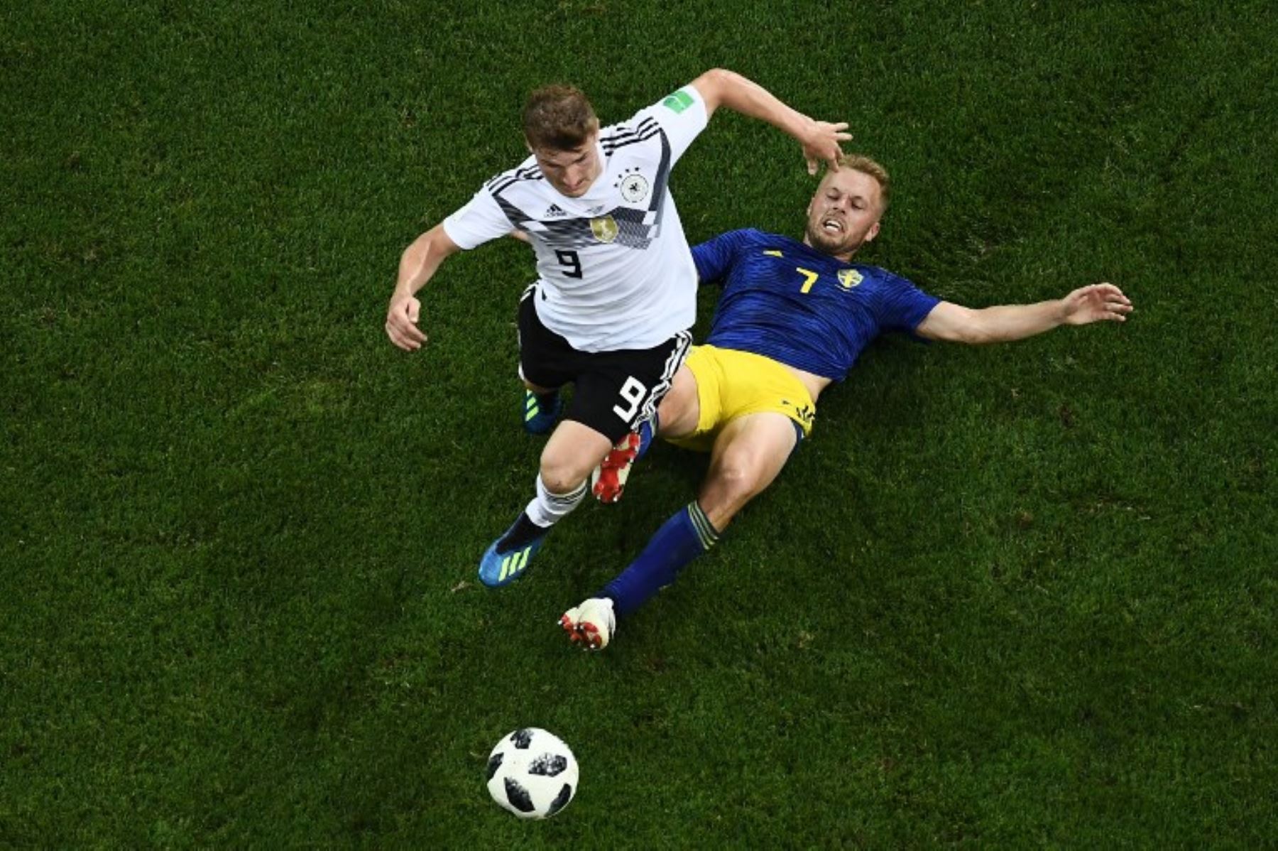 El alero timo Werner de Alemania es abordado por el centrocampista sueco Sebastian Larsson durante el partido de fútbol del Grupo F de la Copa Mundial Rusia 2018 entre Alemania y Suecia.Foto:AFP