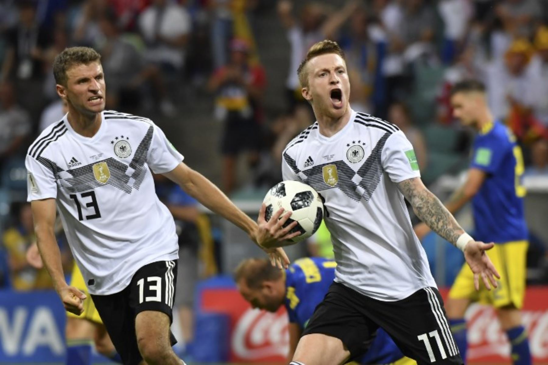 El alero de Alemania Marco Reus celebra anotar el gol de 1-1 con el delantero alemán Thomas Mueller durante el partido de fútbol del Grupo F de la Copa Mundial Rusia 2018 entre Alemania y Suecia.Foto:AFP
