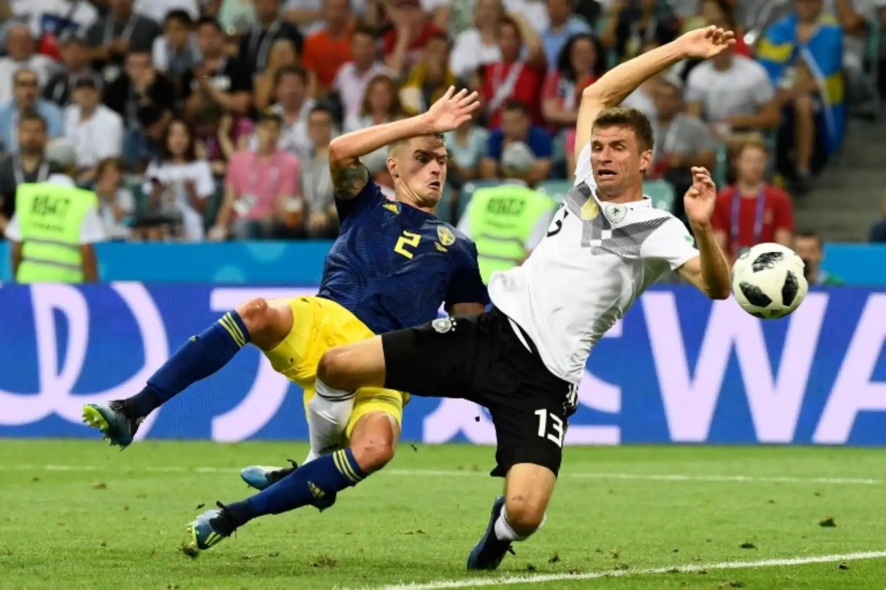 El defensa sueco Mikael Lustig compite por el balón con el delantero alemán Thomas Mueller durante el partido de fútbol del Grupo F de la Copa Mundial Rusia 2018 entre Alemania y Suecia en el Estadio Fisht en Sochi.Foto:AFP
