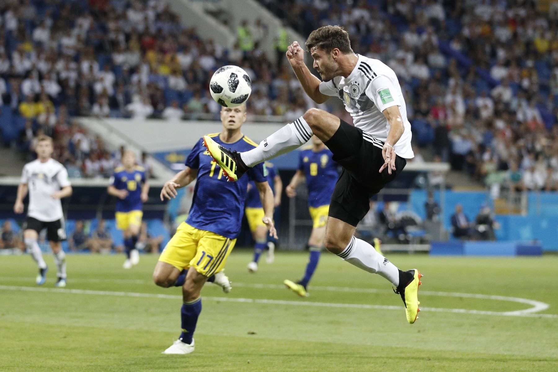 El defensor alemán Jonas Hector controla el balón durante el partido de fútbol del Grupo F de la Copa Mundial Rusia 2018 entre Alemania y Suecia en el estadio Fisht de Sochi.Foto:AFP