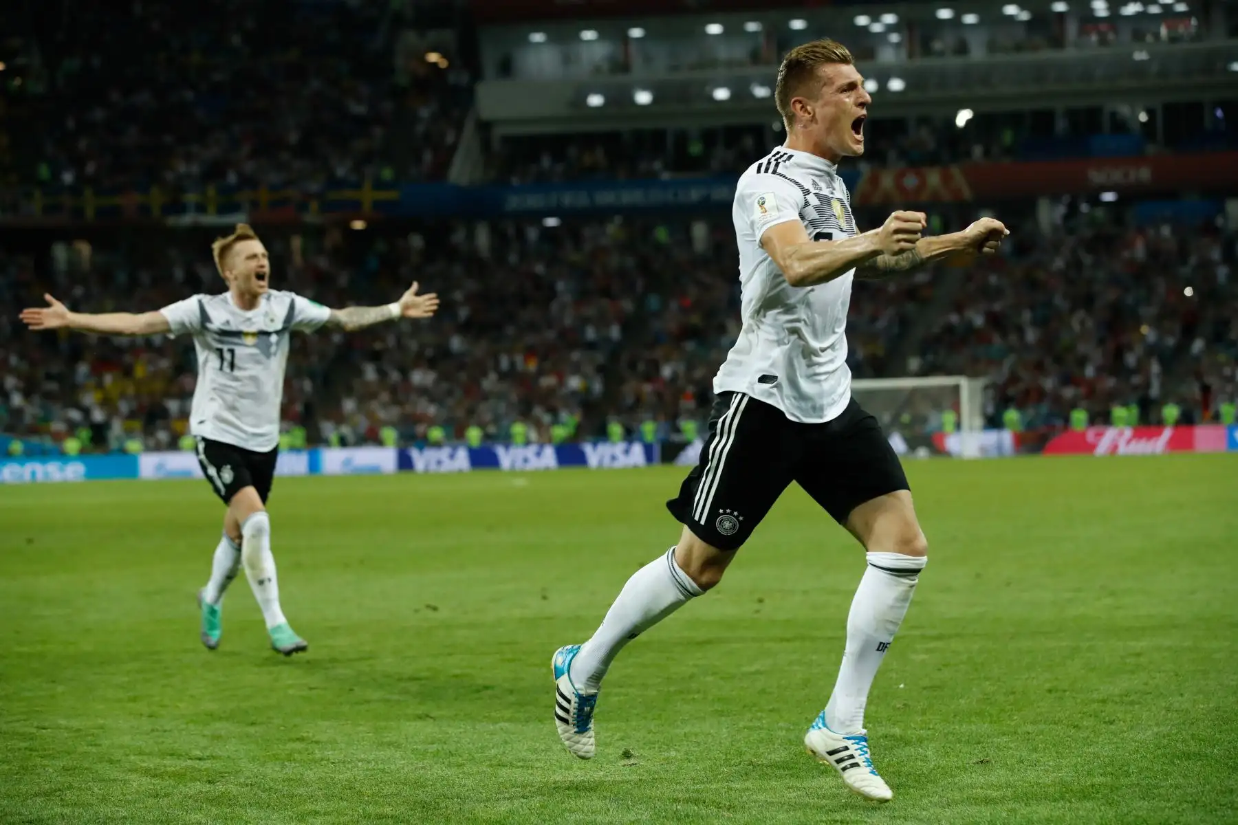 El centrocampista alemán Toni Kroos celebra con sus compañeros después de marcar un gol durante el partido de fútbol del Grupo F de la Copa Mundial Rusia 2018 entre Alemania y Suecia.Foto:AFP