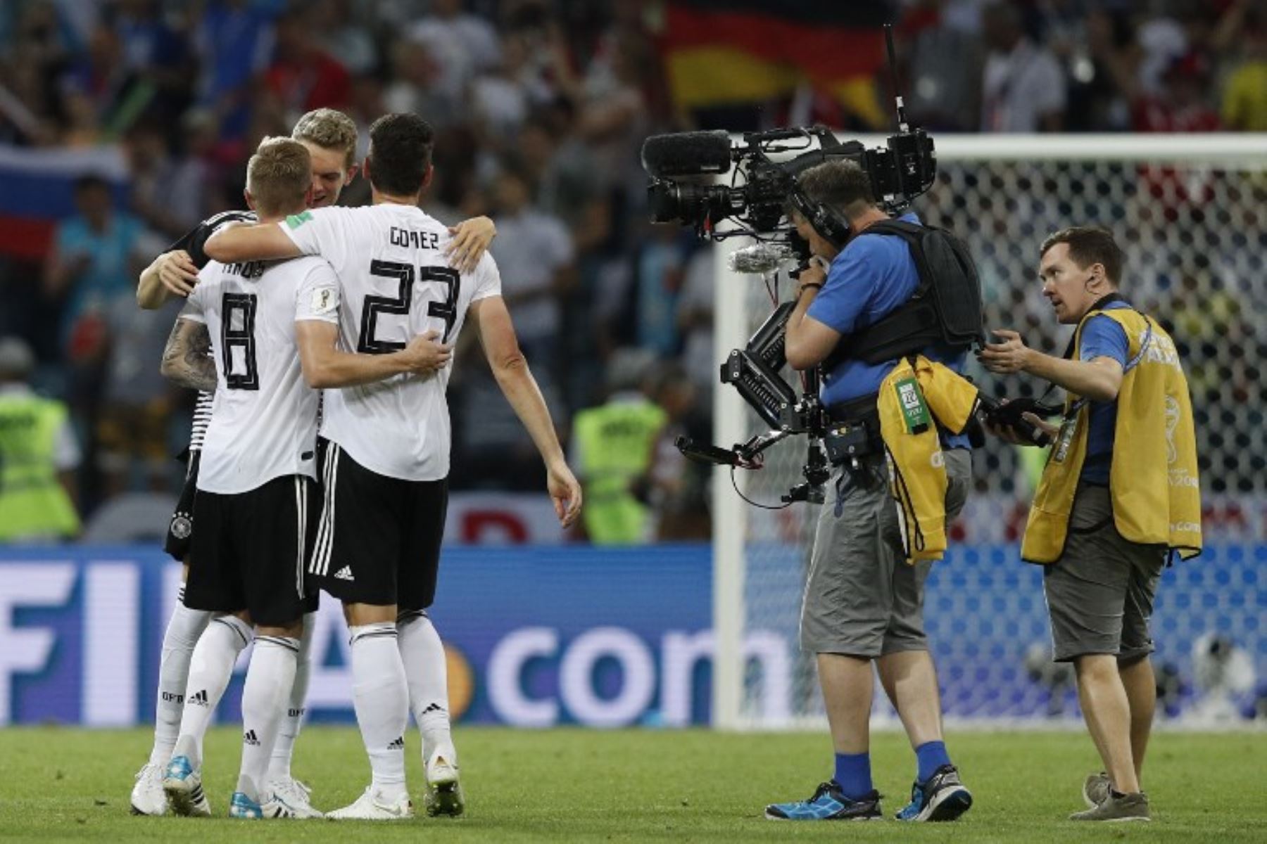Alemanes tuvieron una celebración muy efusiva ante el banco de Suecia al final del partido de ayer