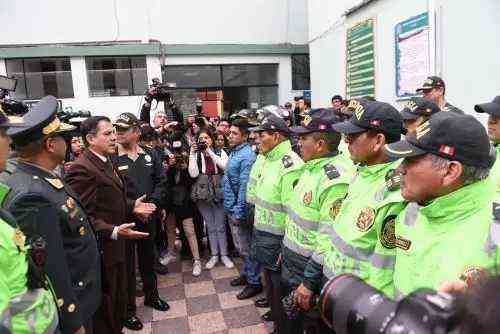 Ministro del Interior Mauro Medina felicita a personal policial que frustró asalto a agencia bancaria en Breña. Foto: Andina/Difusión.