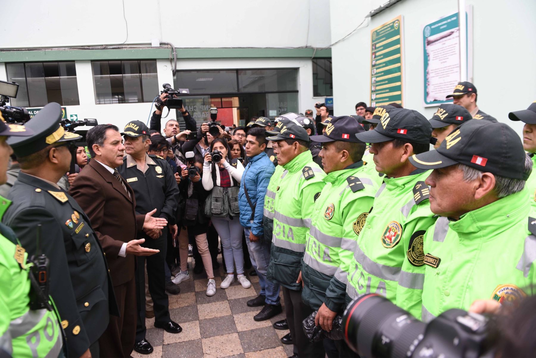 Ministro del Interior Mauro Medina felicita a personal policial que frustró asalto a agencia bancaria en Breña. Foto: Andina/Difusión.