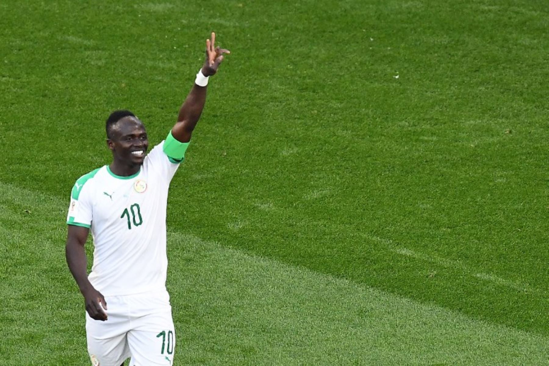 Sadio Mane celebra su gol que le da el triunfo parcial a Senegal