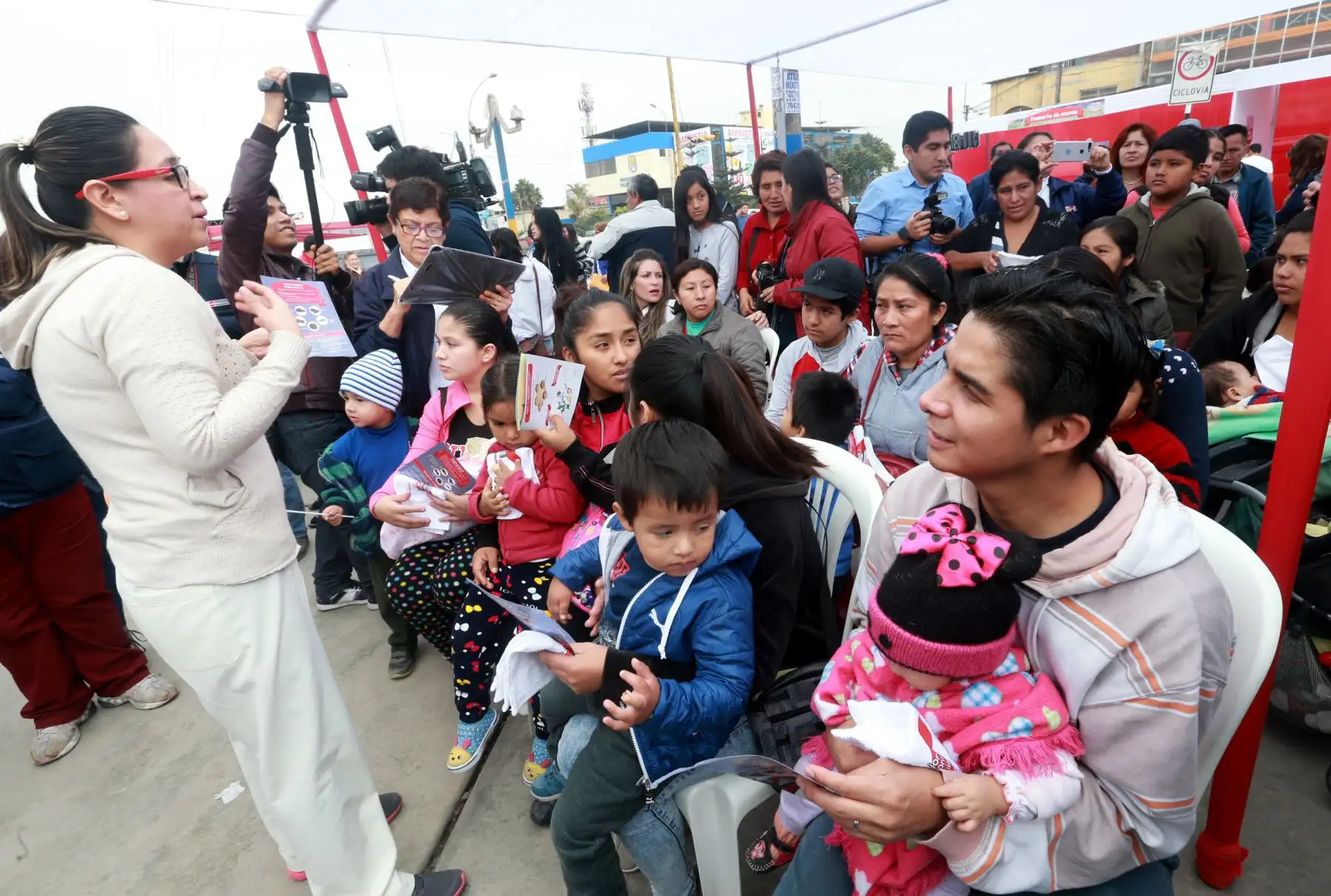 Masiva asistencia del publico al lanzamiento de  la Segunda Jornada Nacional contra la Anemia en Villa el Salvador .Foto: ANDINA/Norman Córdova.