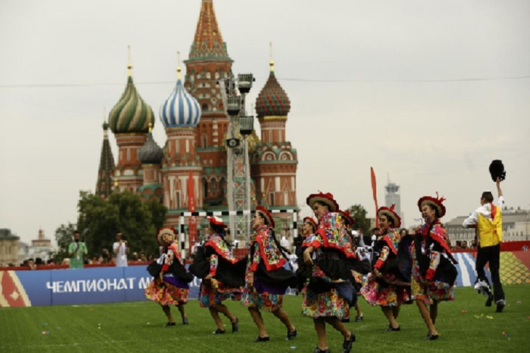 Los ritmos peruanos conquistaron la Plaza Roja de Moscú gracias a la presentación del Elenco Nacional del Folclore y La Patronal, quienes contagiaron la alegría de nuestro país a los miles de seguidores del balompié que se congregan diariamente en este punto de la ciudad, en el marco del Mundial de Fútbol Rusia 2018, informó Promperú.