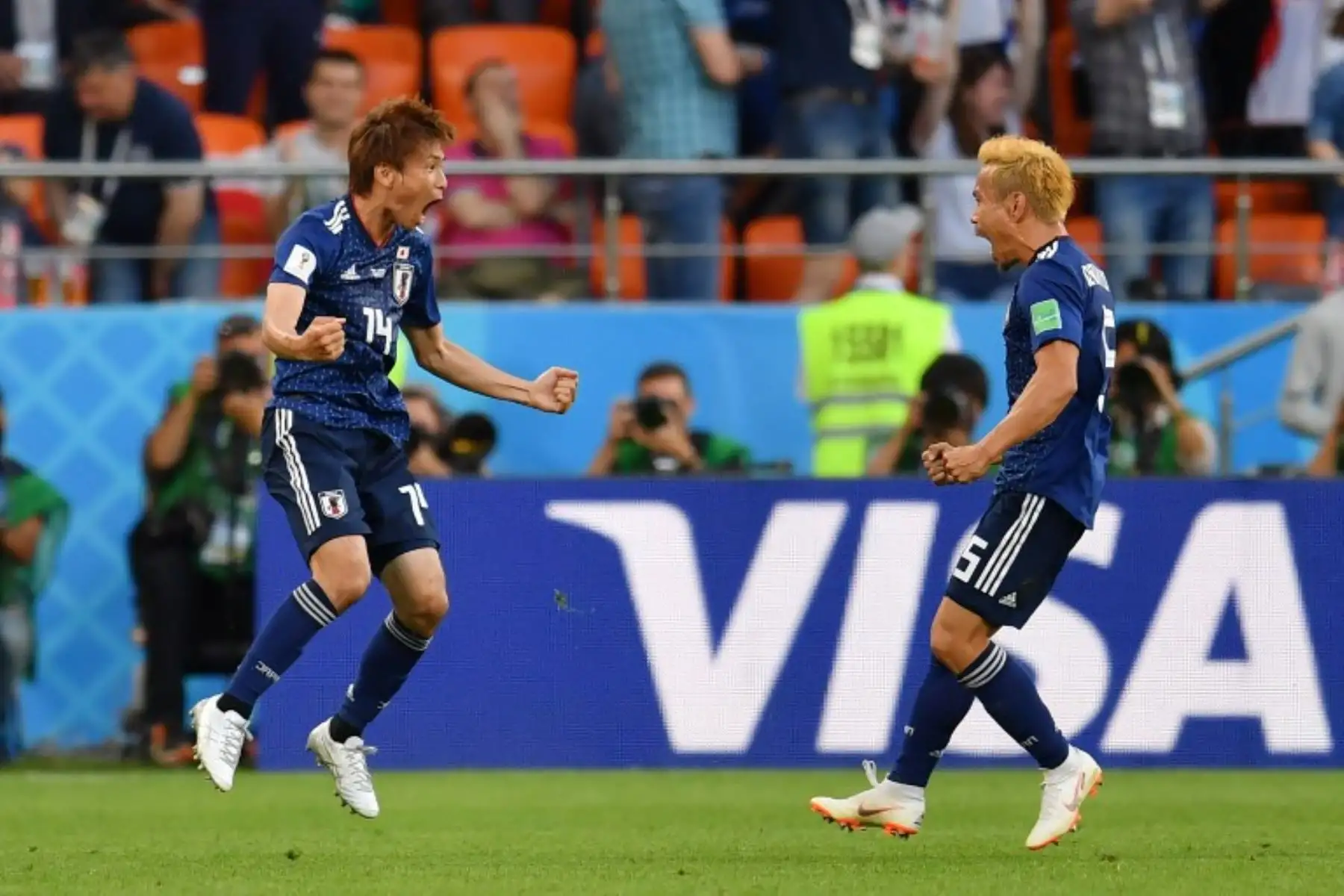 El mediocampista japonés Takashi Inui celebra después de anotar un gol durante el partido de fútbol del Grupo H de la Copa Mundial entre Japón y Senegal en el Ekaterinburg Arena en Ekaterinburg.Foto:AFP
