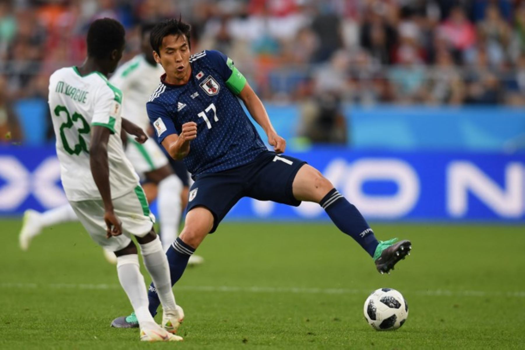 El defensor de Senegal Moussa Wague compite con el centrocampista japonés Makoto Hasebe durante el partido de fútbol del Grupo H  entre Japón y Senegal.Foto:AFP