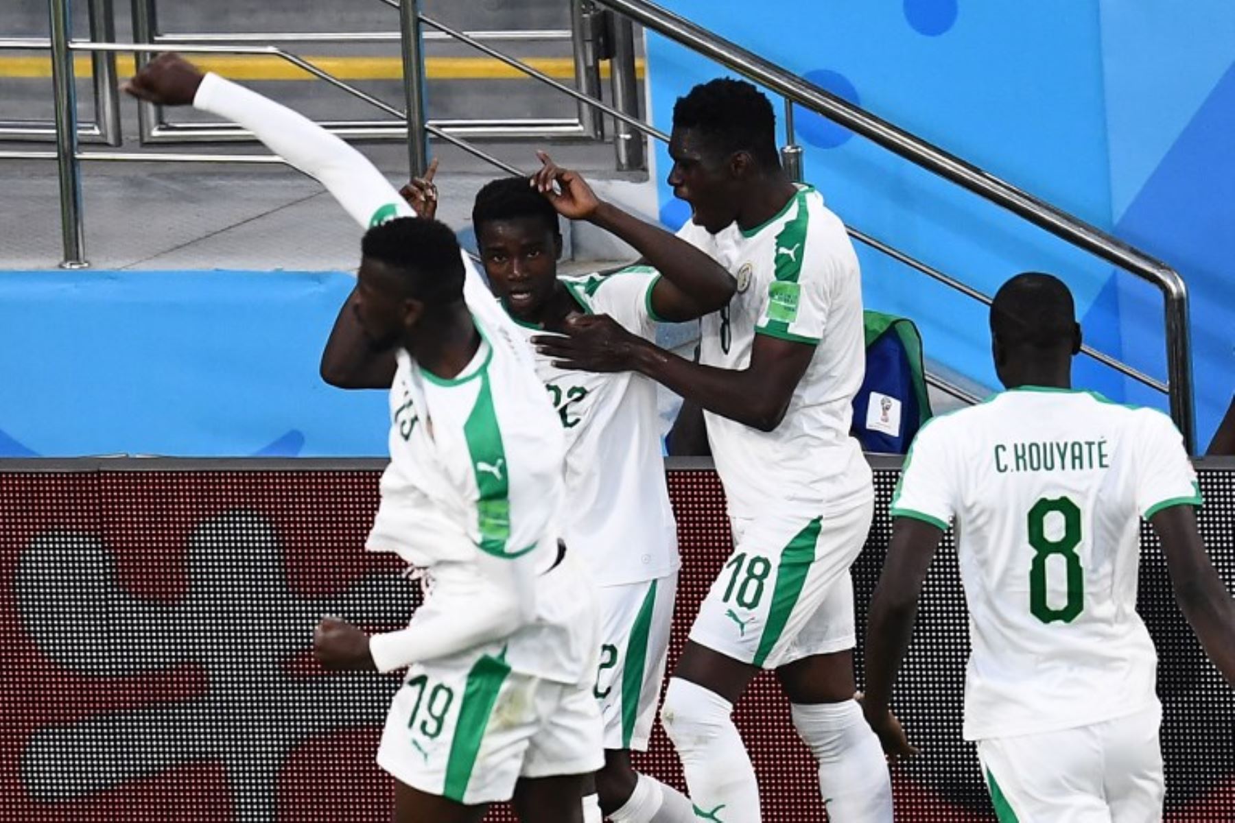 El defensor de Senegal Moussa Wague celebra un gol con sus compañeros durante el partido de fútbol del Grupo H entre Japón y Senegal.Foto:AFP