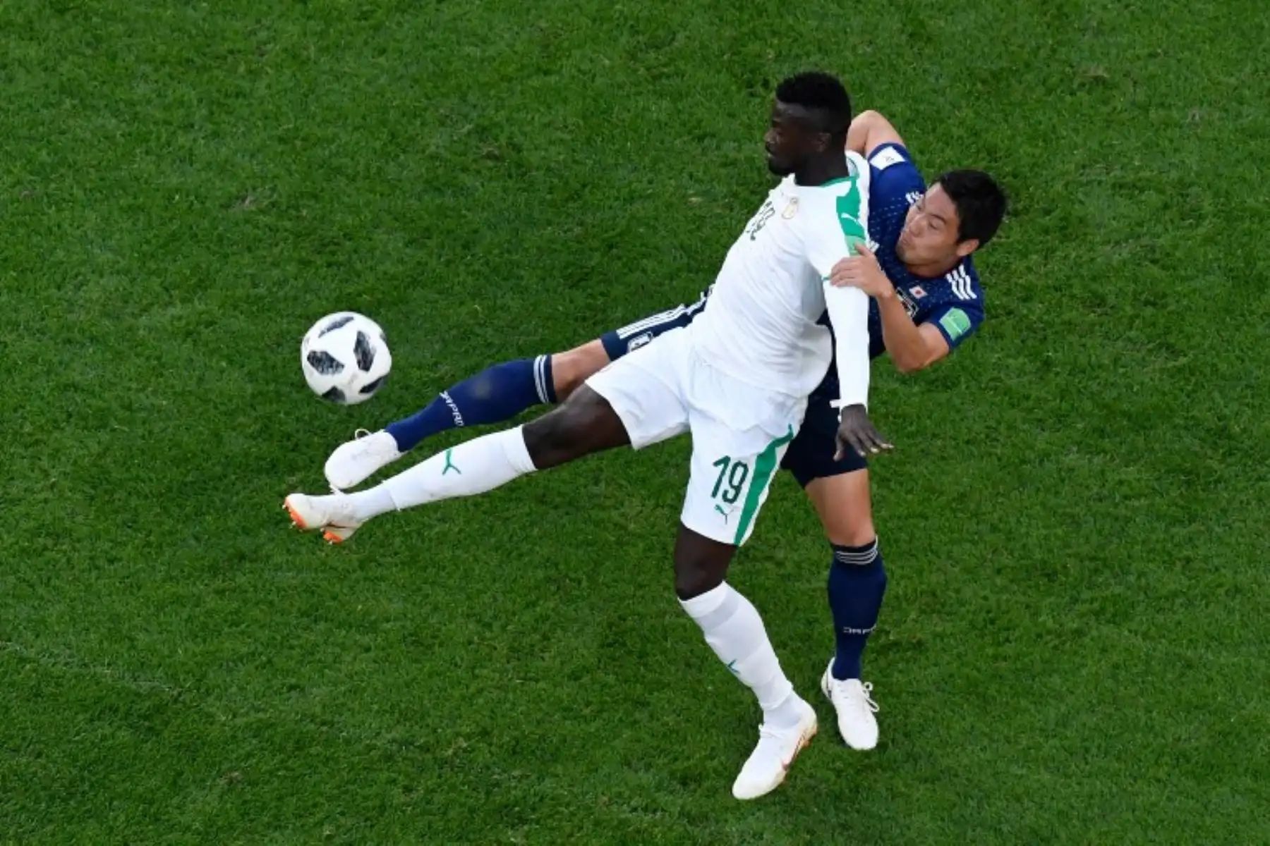 El delantero senegalés Mbaye Niang compite con el defensor japonés Gen Shoji durante el partido de fútbol Rusia 2018 Grupo H de fútbol entre Japón y Senegal.Foto:AFP