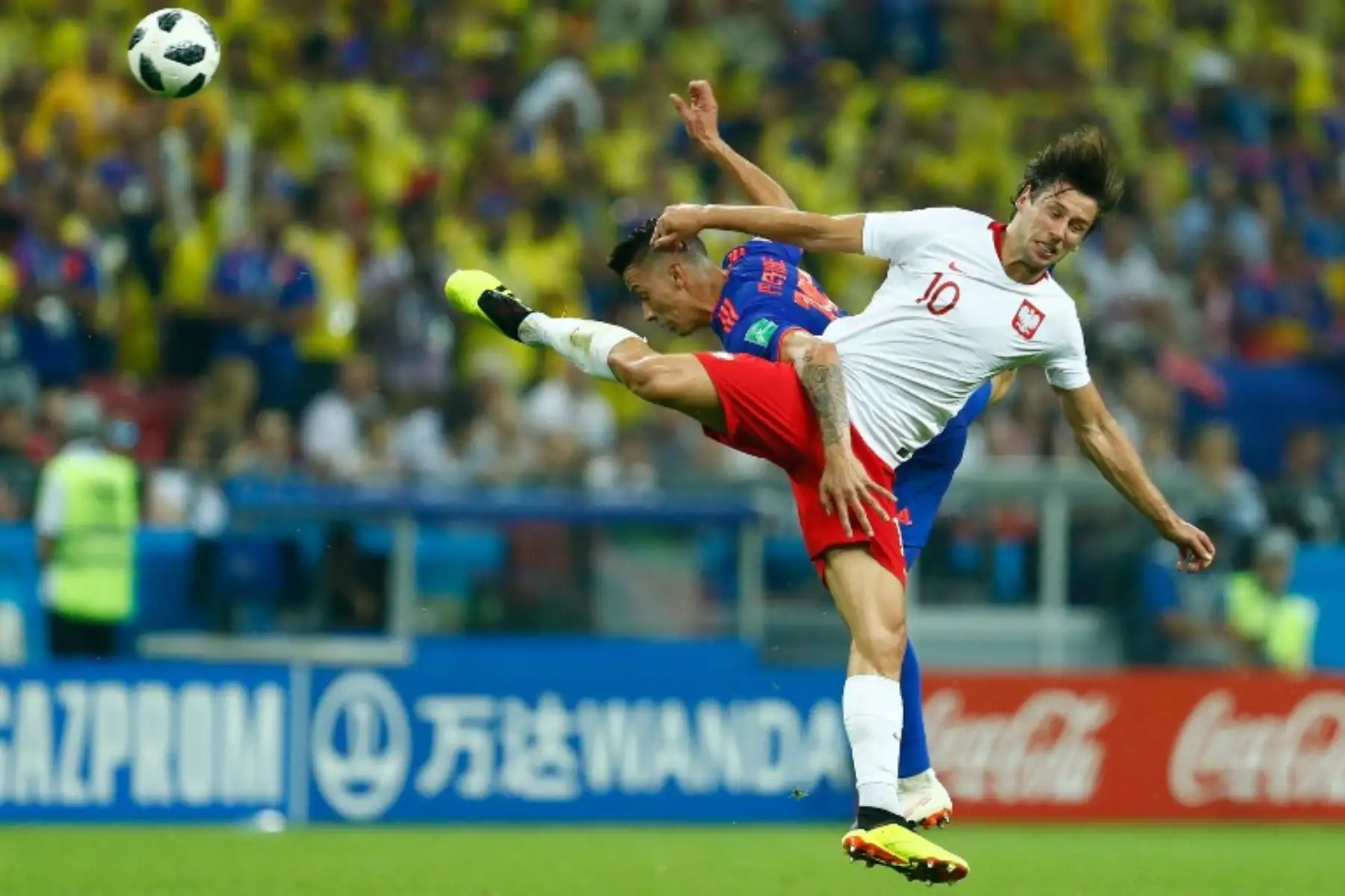 El centrocampista polaco Grzegorz Krychowiak  pelea por el balón con el centrocampista colombiano Mateus Uribe durante el partido de fútbol del Grupo H de la Copa Mundial Rusia 2018 entre Polonia y Colombia.Foto.AFP