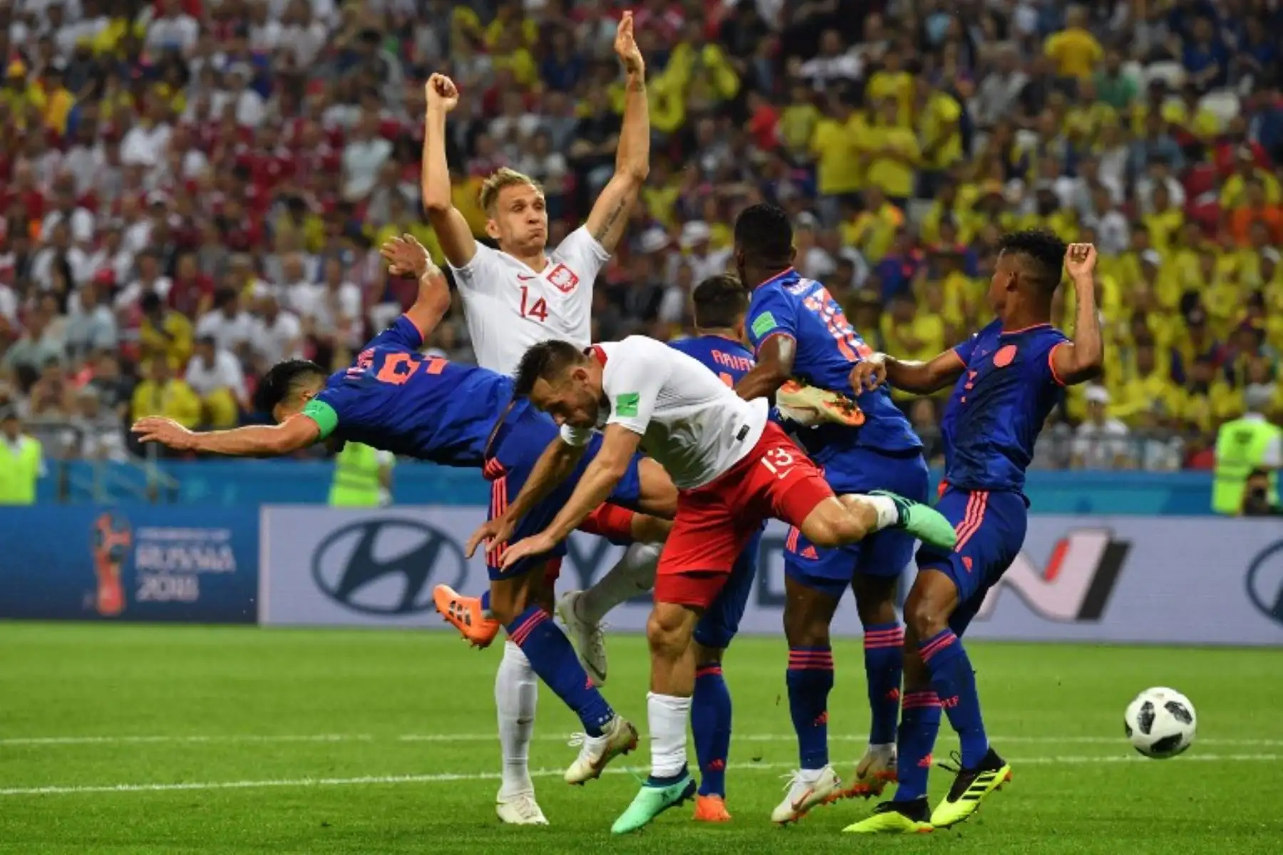 El alero colombiano Falcao  compite con el delantero polaco Lukasz Teodorczyk y el centrocampista polaco Maciej Rybus , durante el partido de fútbol del Grupo H Rusia 2018.Foto:AFP