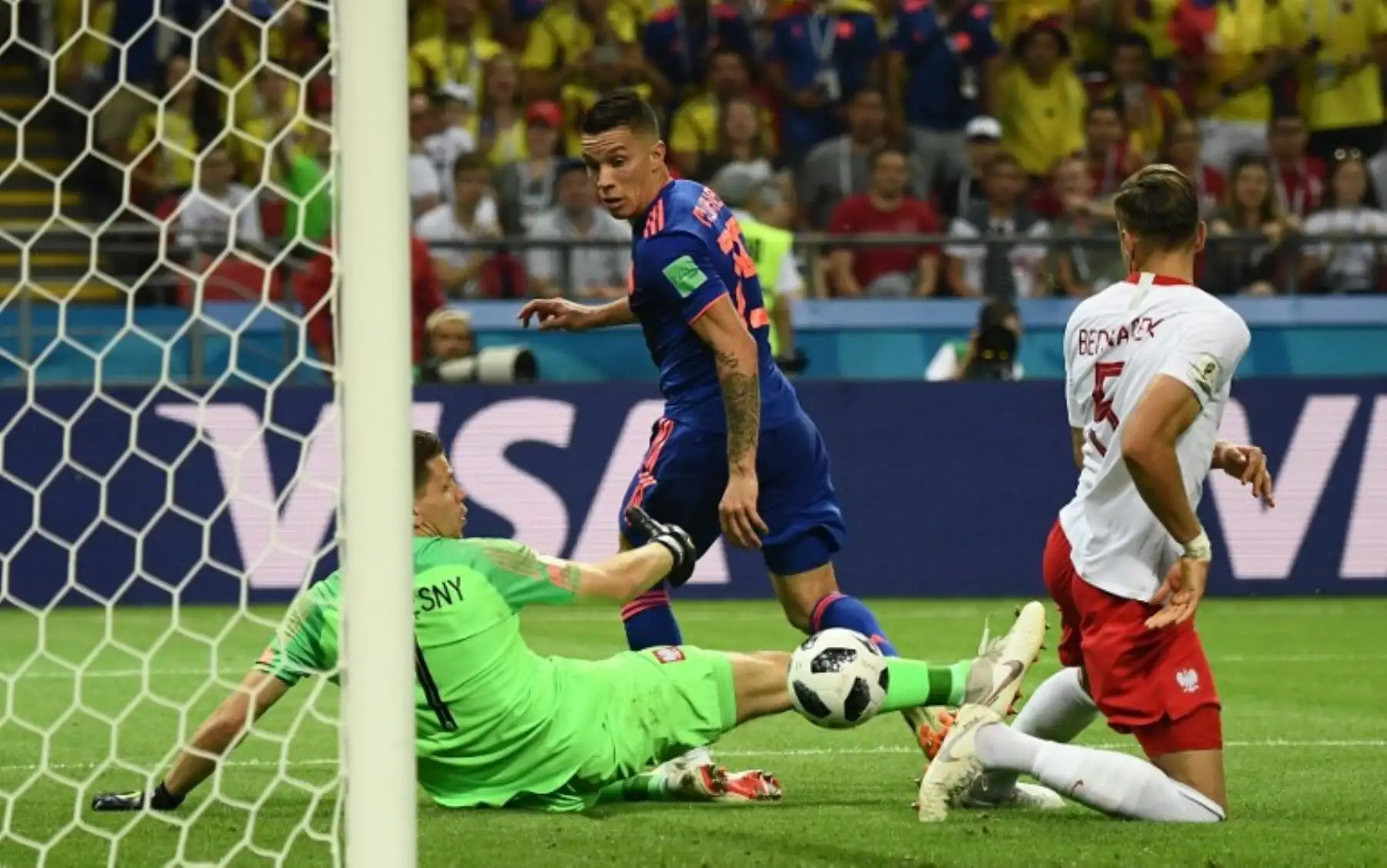 El centrocampista colombiano Mateus Uribe intenta anotar contra el portero de Polonia Wojciech Szczesny , durante el partido de fútbol del Grupo H de la Copa Mundial Rusia 2018 entre Polonia y Colombia.Foto:AFP